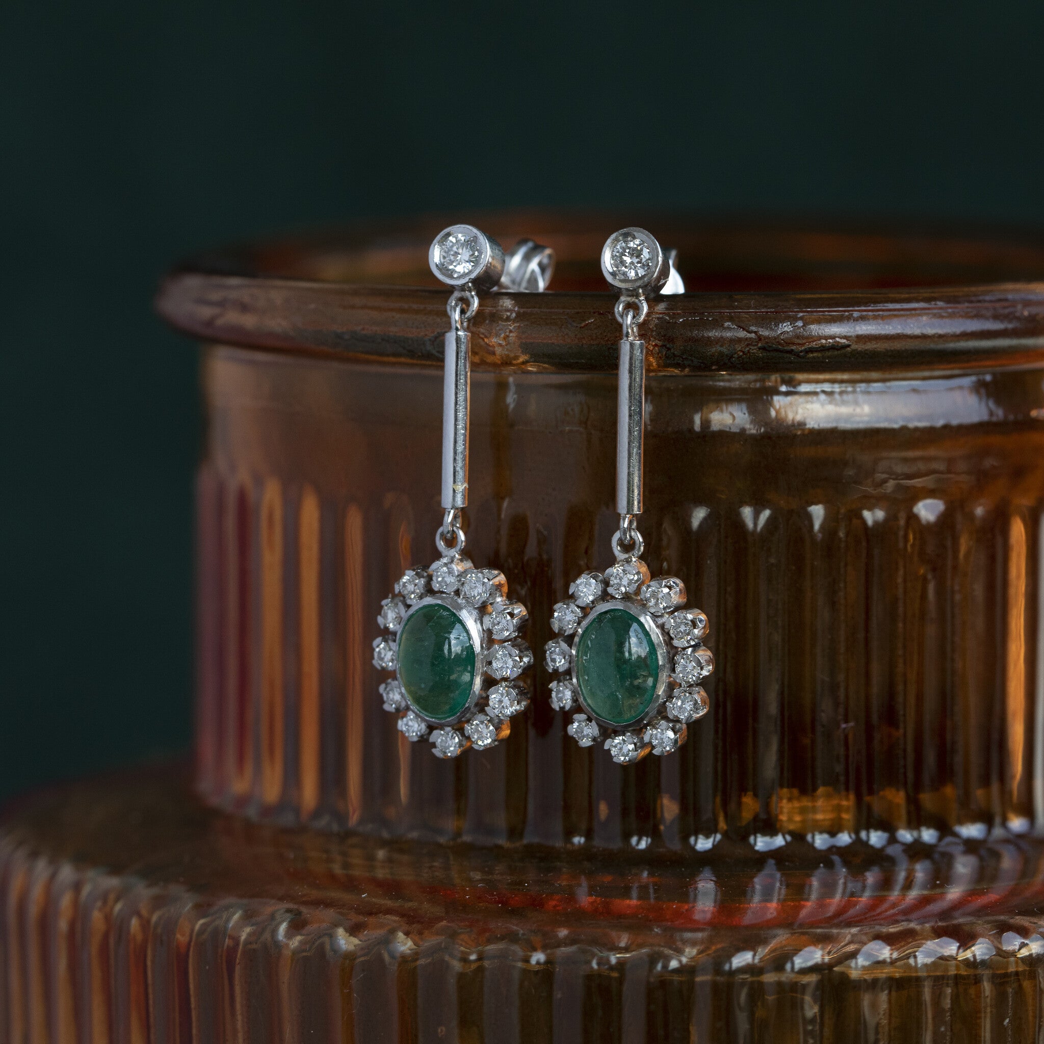Platina entourage oorhangers met smaragd en diamant 950
