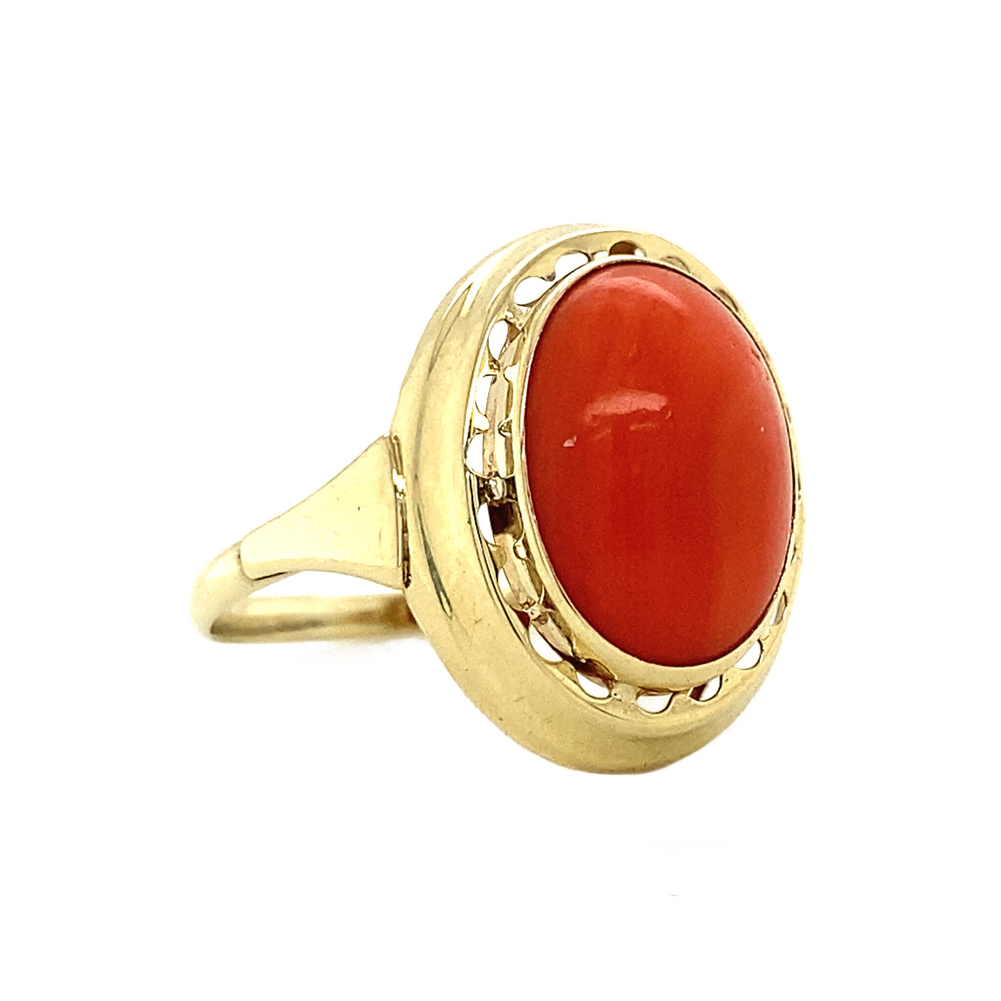14 kt gold ring with blood coral