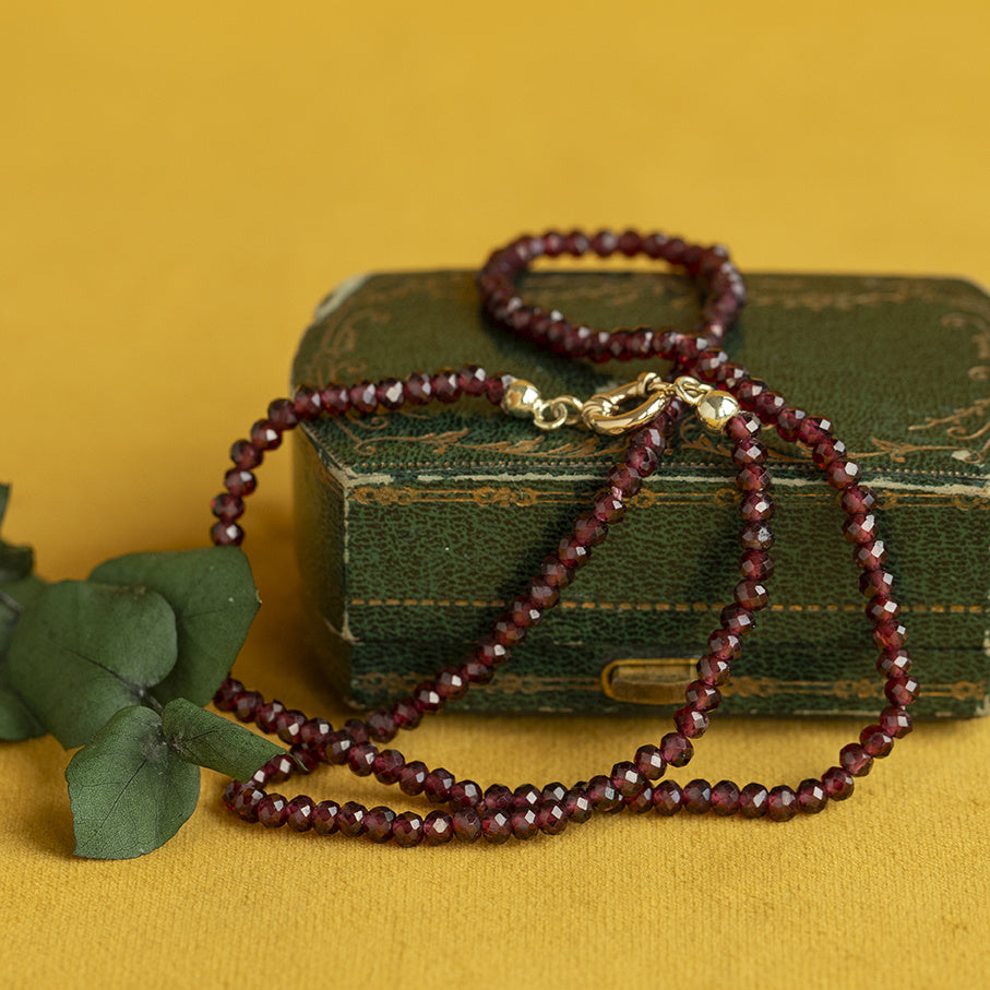 Vintage garnet necklace with 14 kt gold clasp