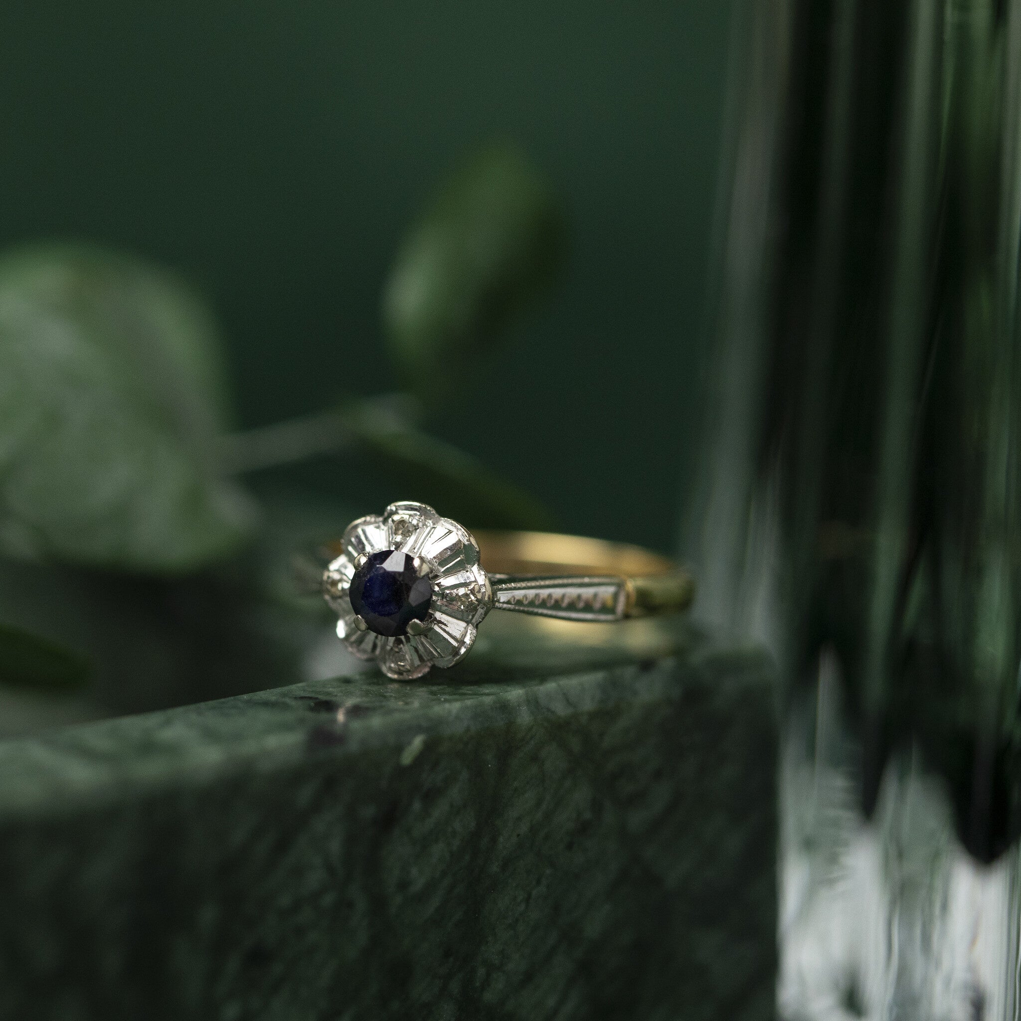 Gold entourage ring with sapphire and diamond 18 krt