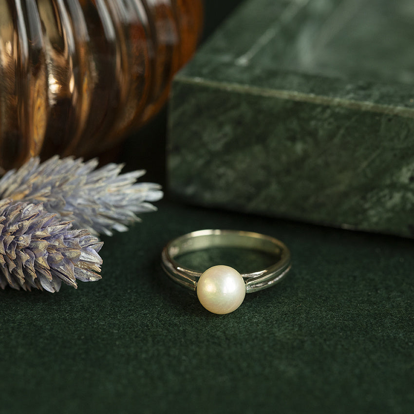 White gold vintage ring with pearl 14 kt