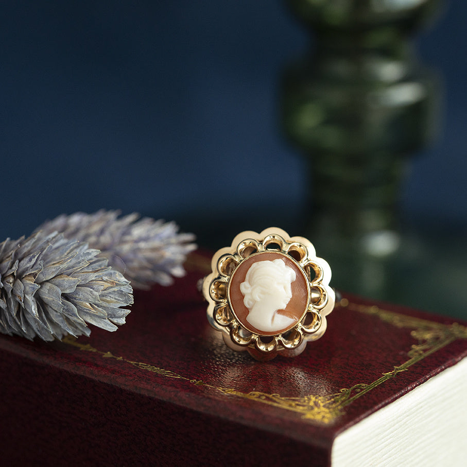 Golden vintage ring with cameo 14 kt