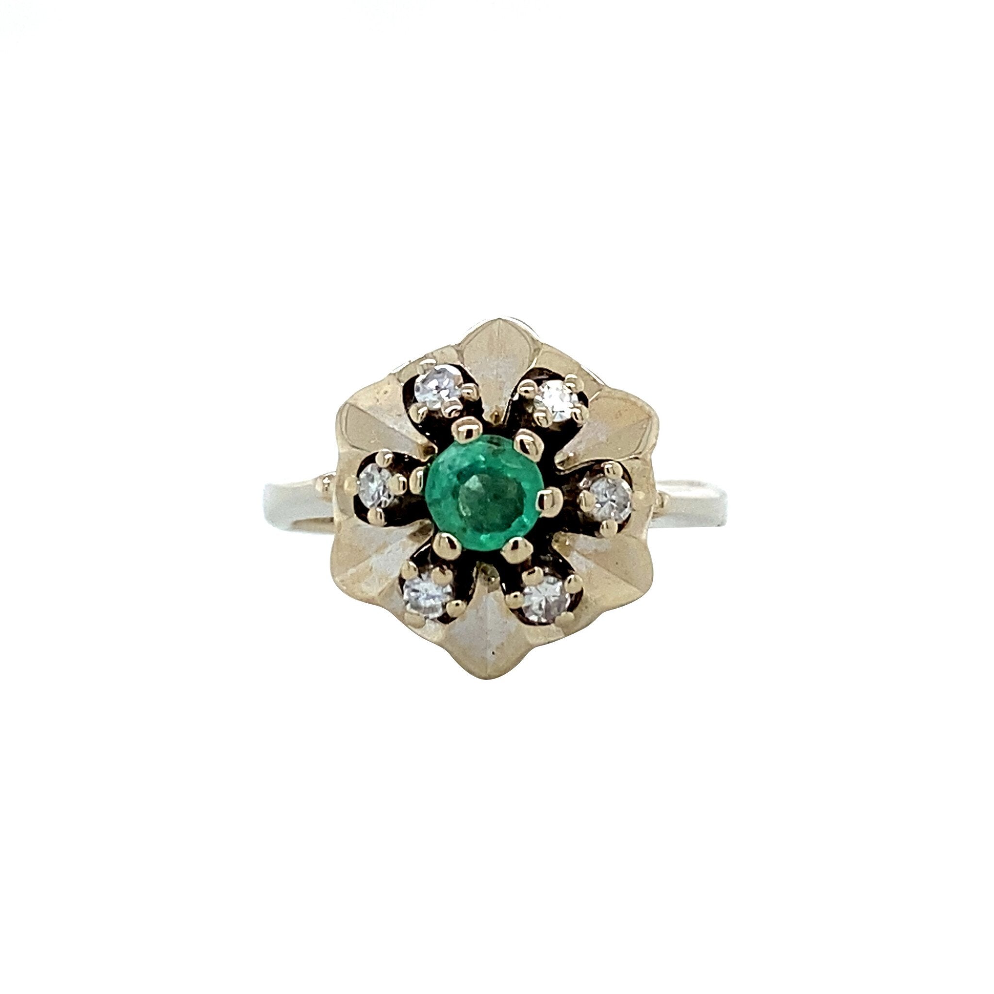 Witgouden entourage ring met smaragd en diamant 14 krt