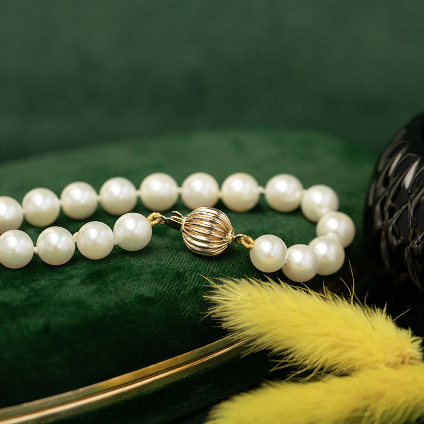 Pearl bracelet with 14 kt gold clasp