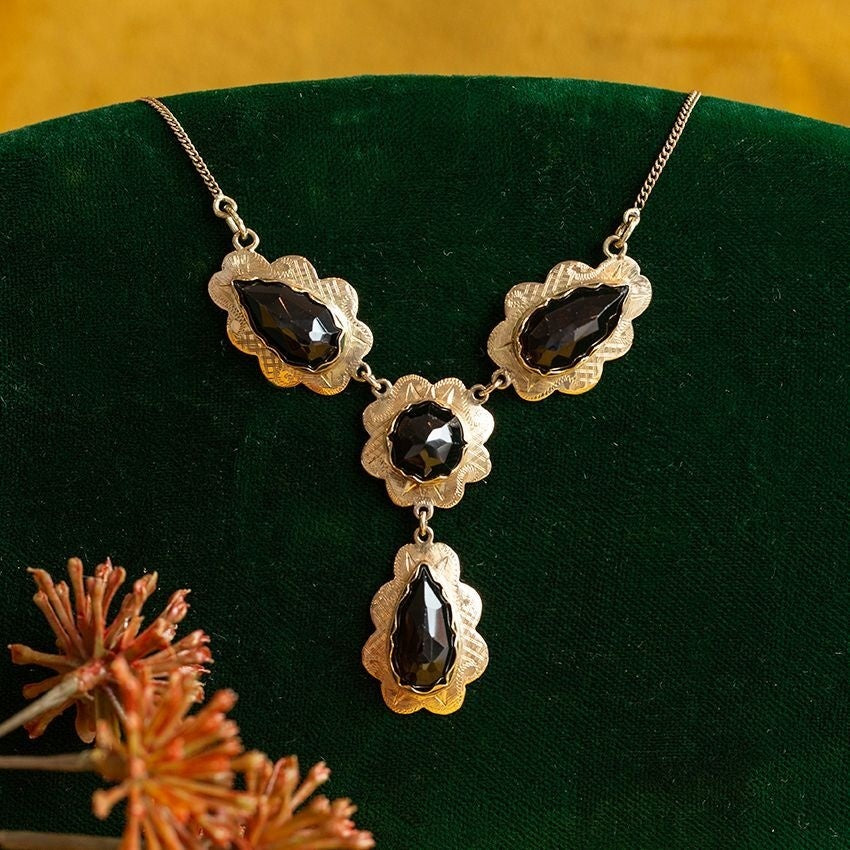 Gold necklace with garnet 14 krt