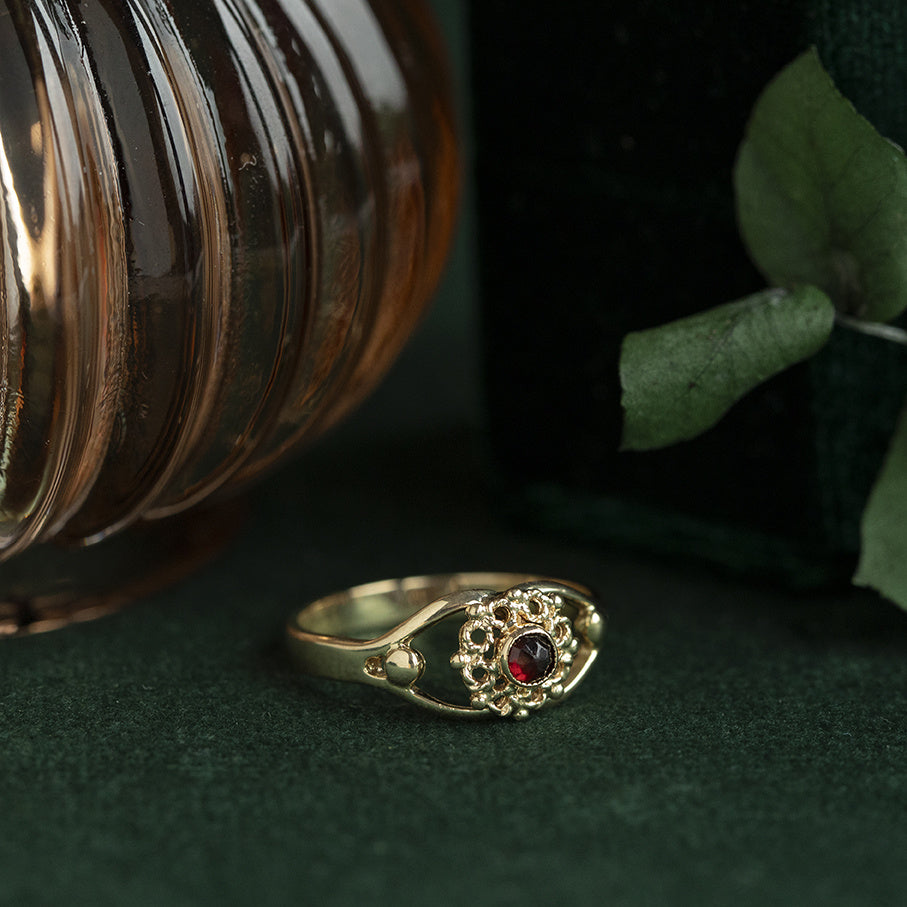 Vintage 14 kt gold ring with garnet