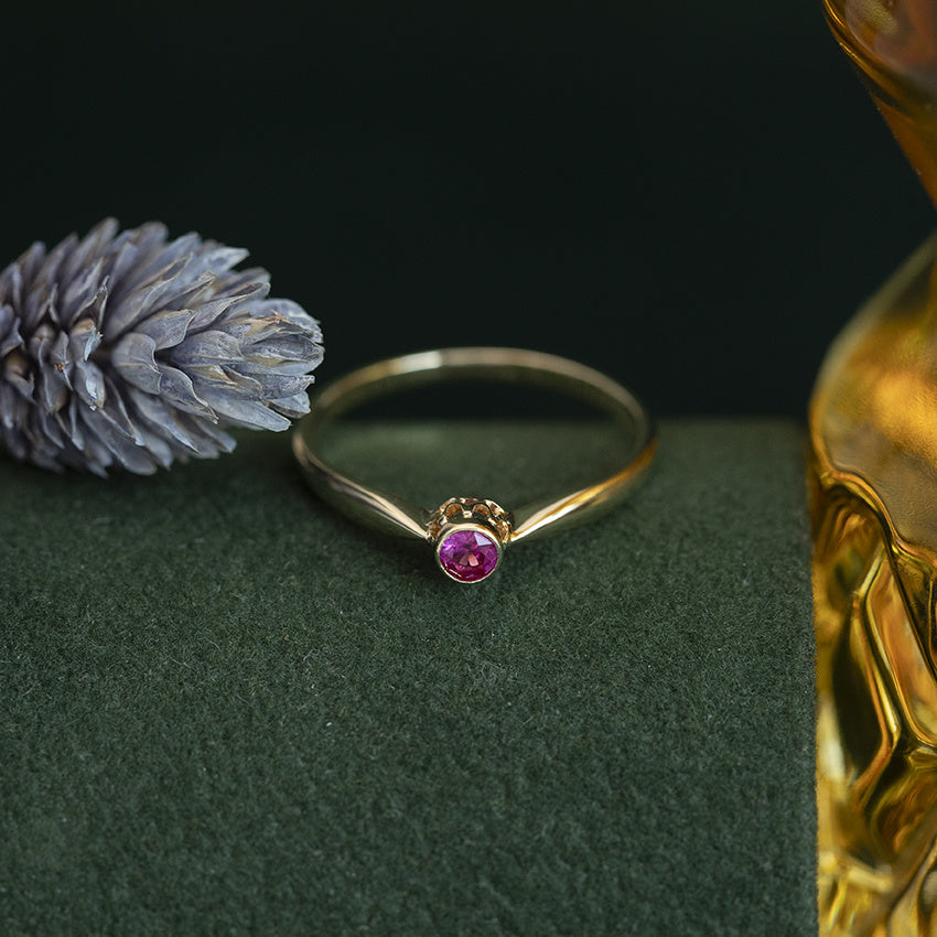 Gouden vintage solitair ring met robijn 14 kt