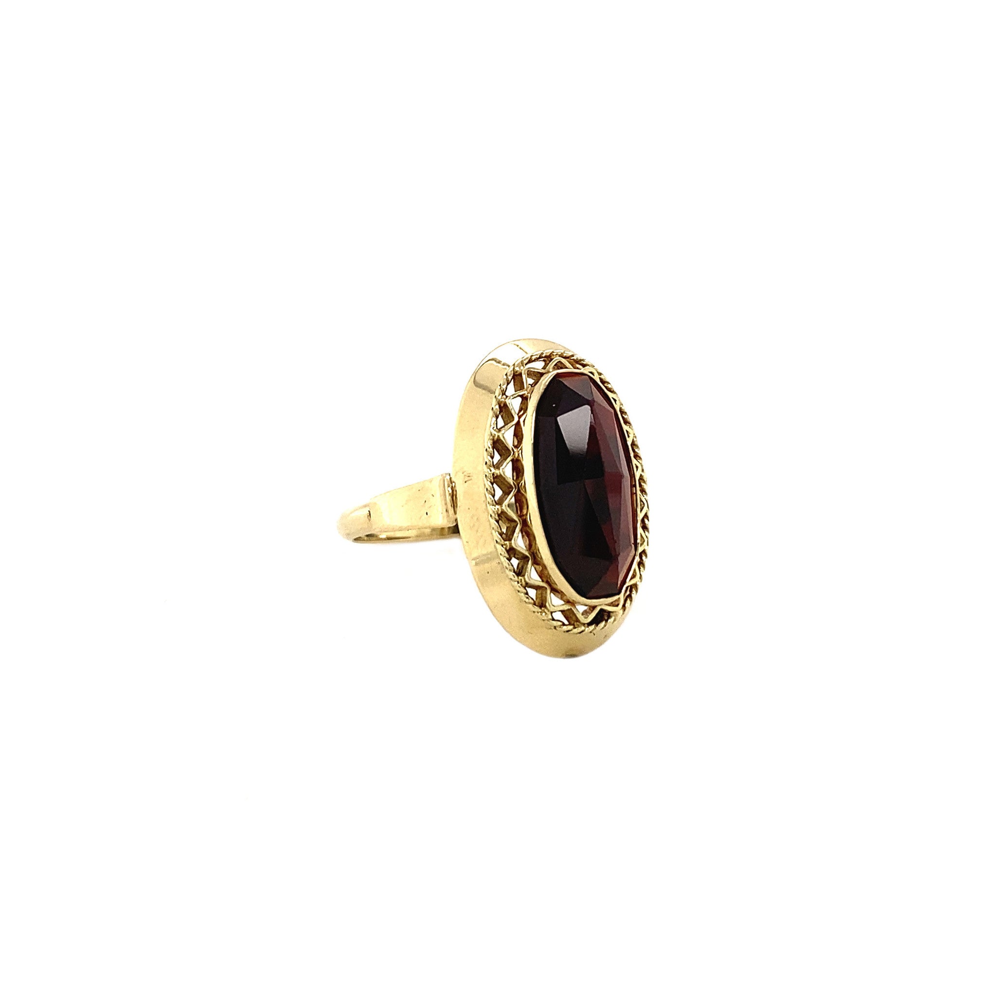 Gold ring with garnet 14 kt