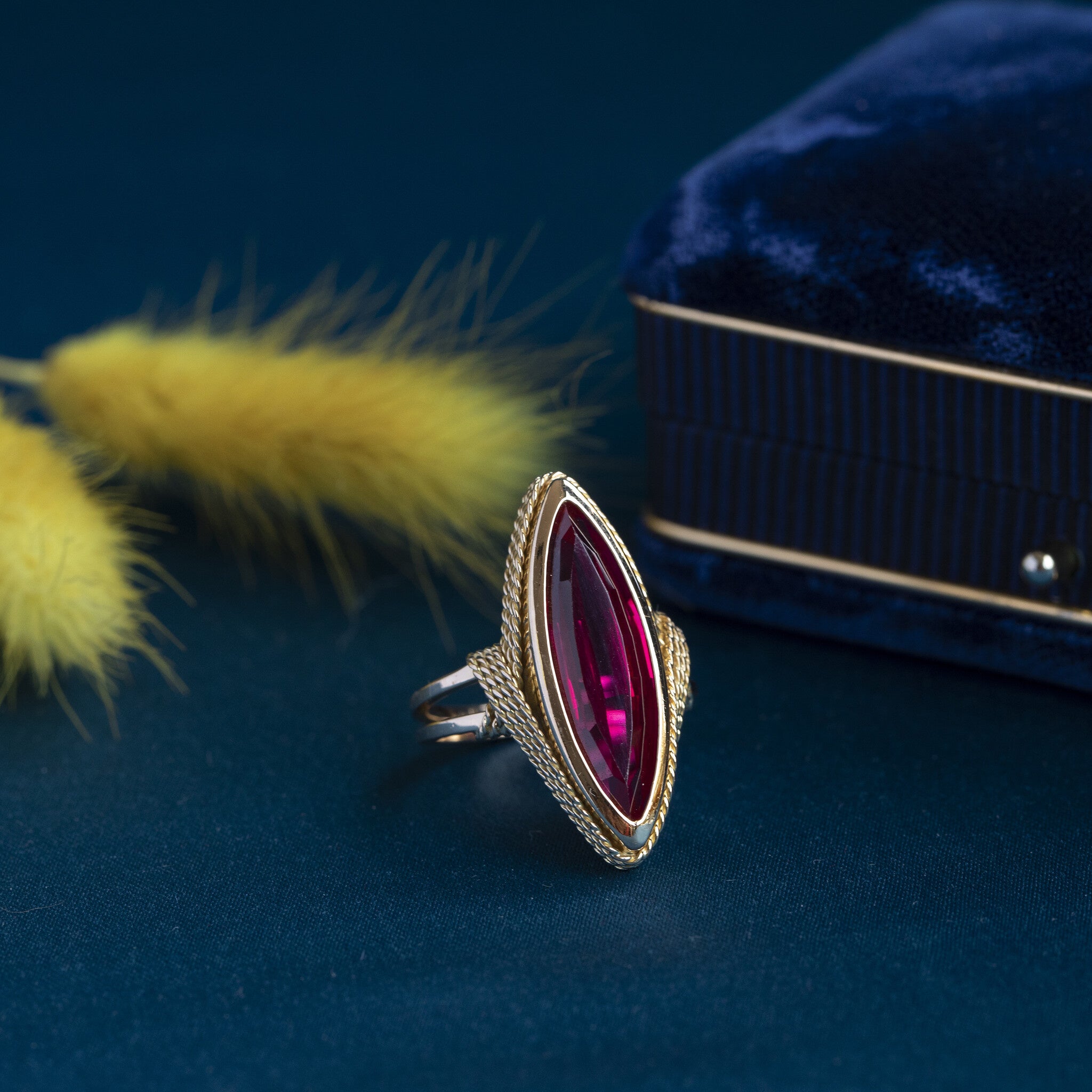 Gold ring with ruby 18 krt