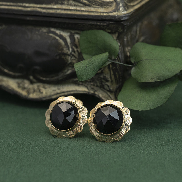 Gouden oorstekers met granaat