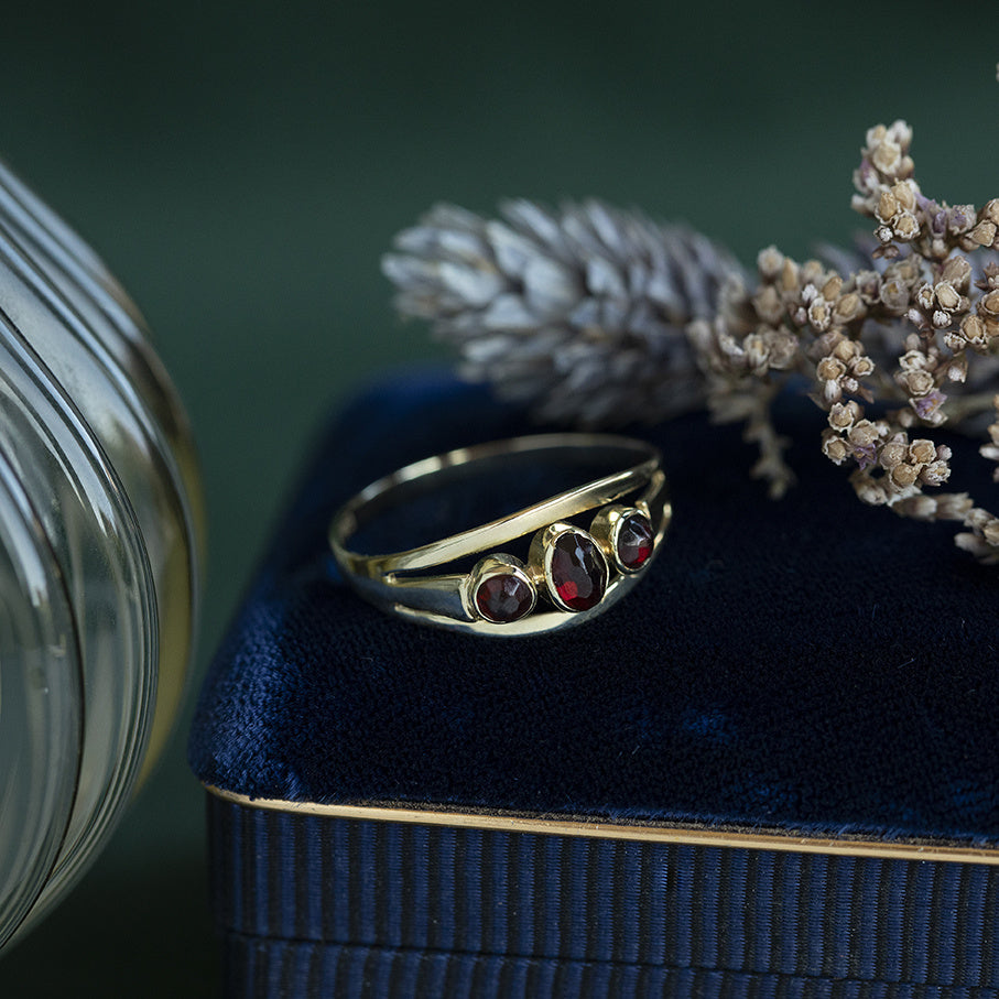 Vintage gold trigolie ring with garnet, 14 kt