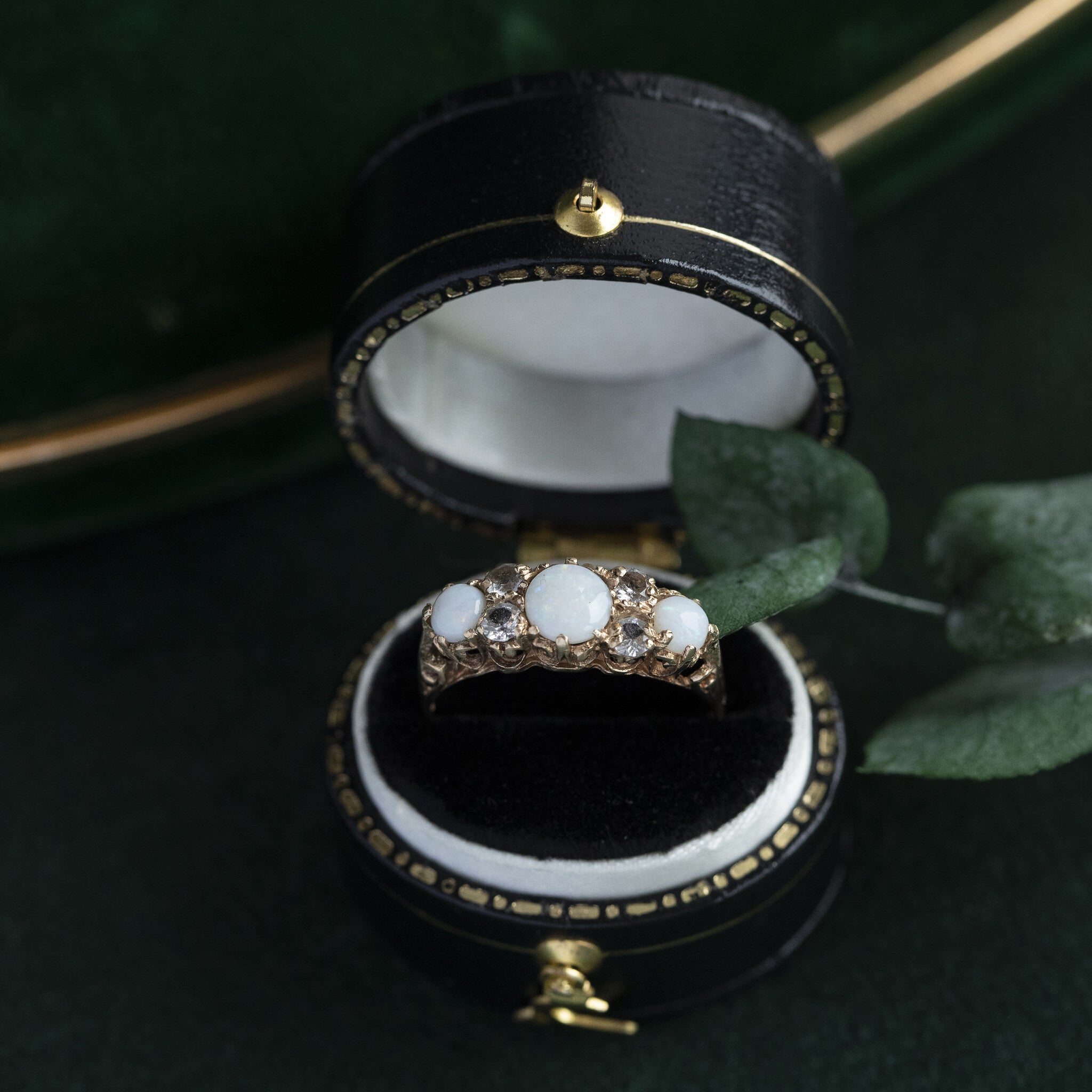 Ring met opaal en zirkonia 9 krt