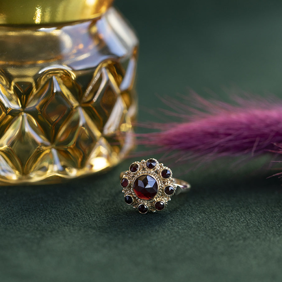 Gouden entourage ring met granaat 14 krt