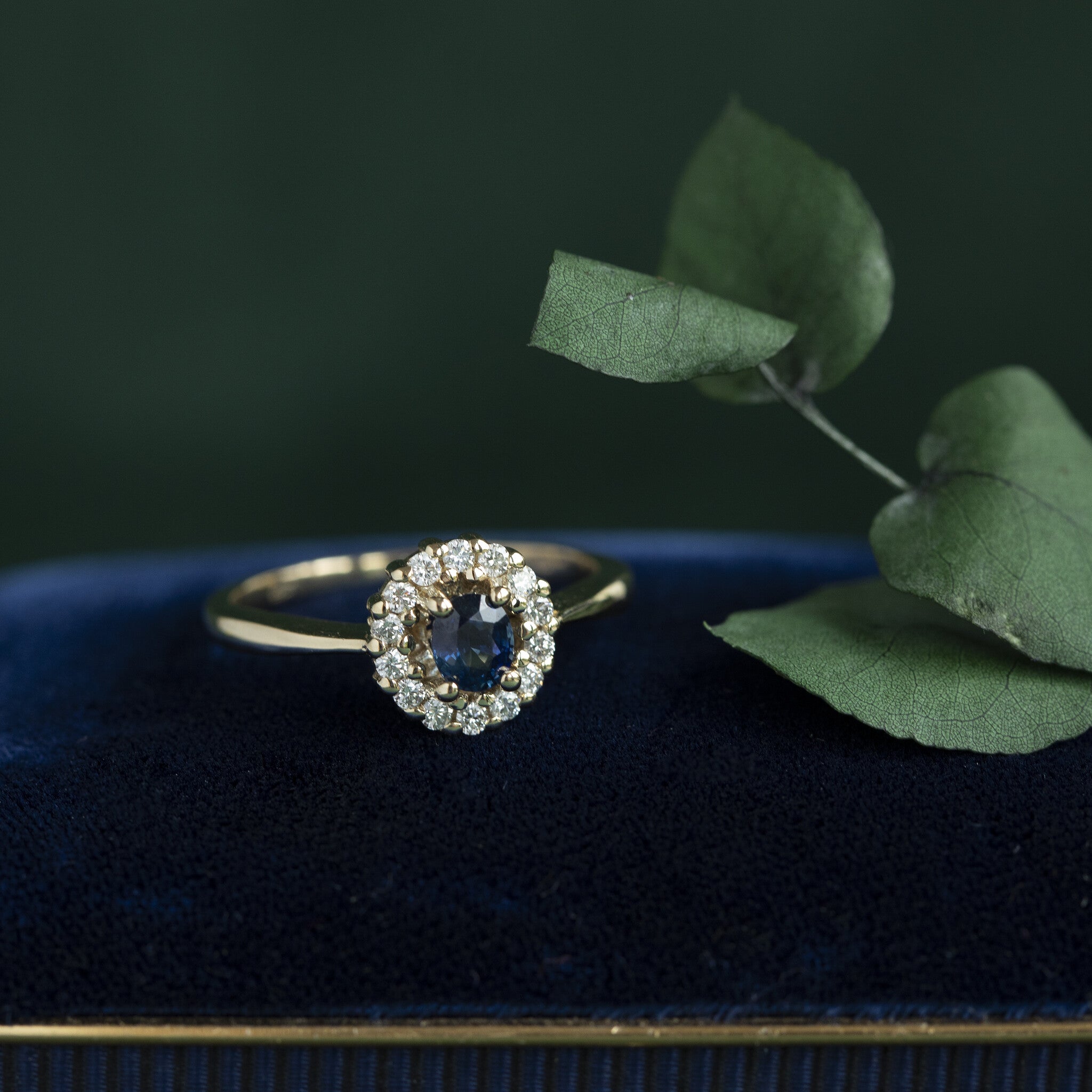 Gouden entourage ring met saffier en diamant 14 krt