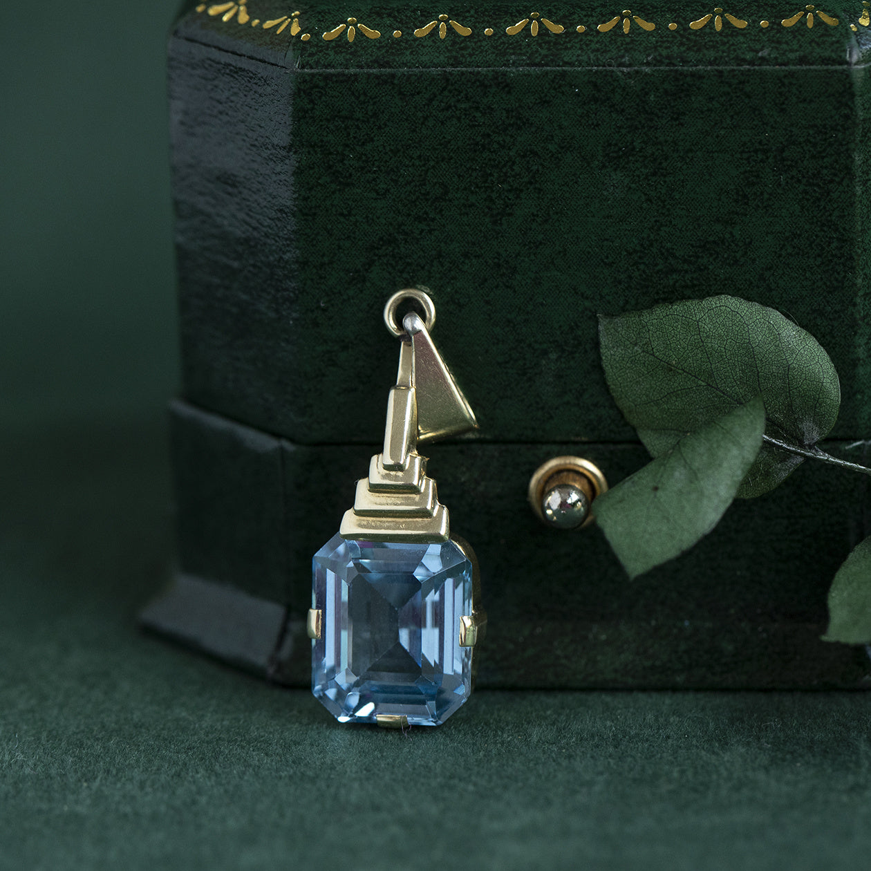 Gouden hanger met blauwe spinel 14 krt