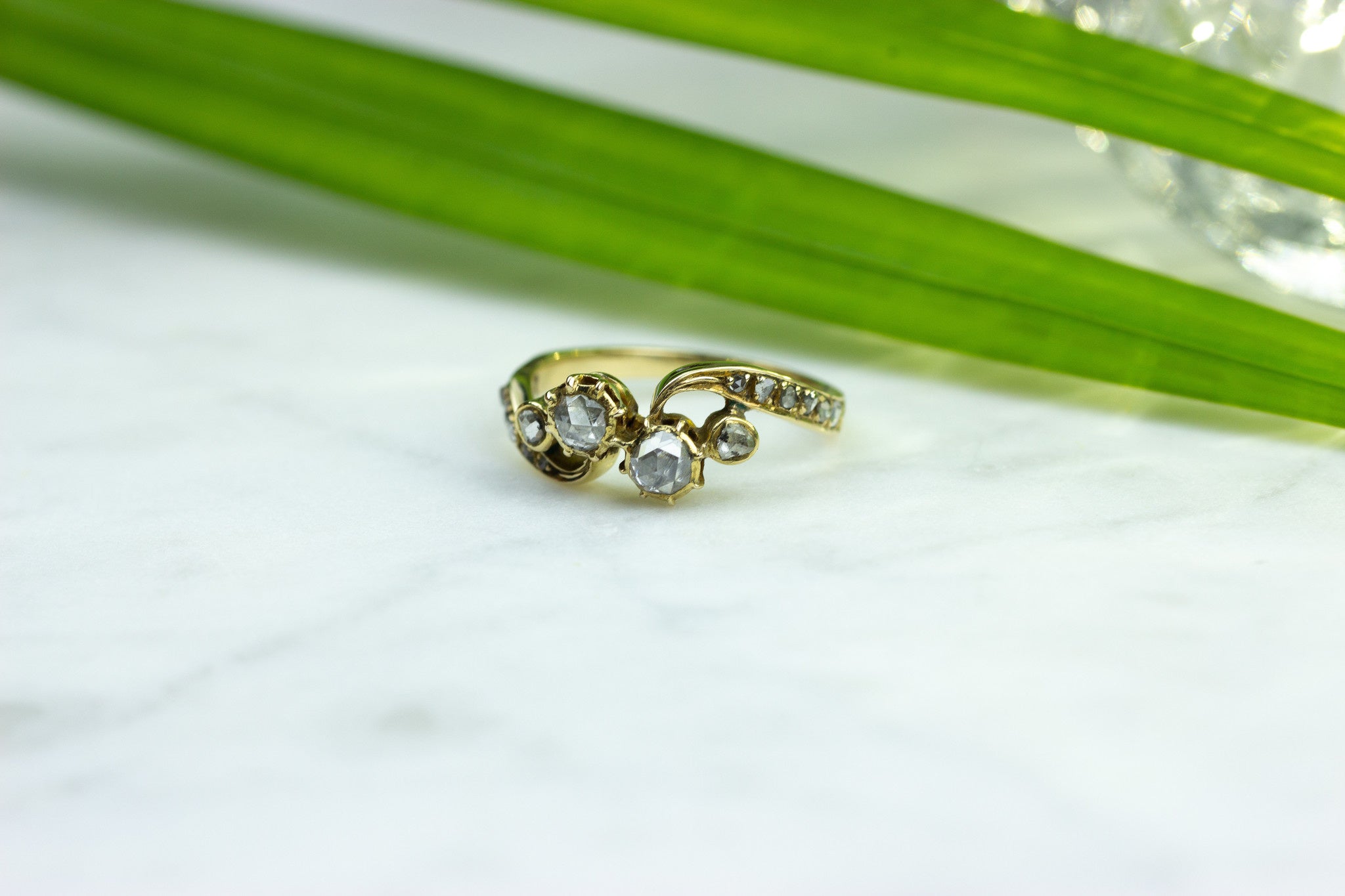 Gold striking ring with rose diamond 14 crt