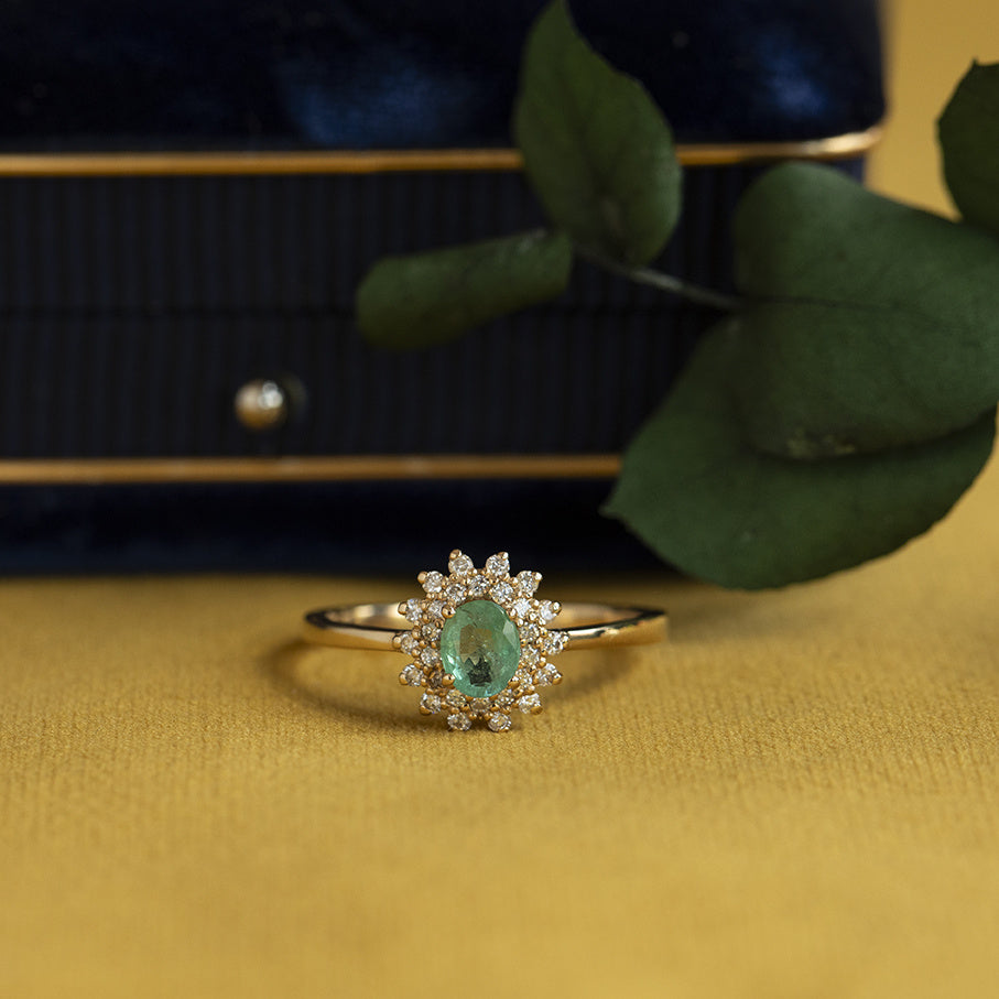 Gouden vintage dubbele entourage ring met smaragd en diamant 14 krt