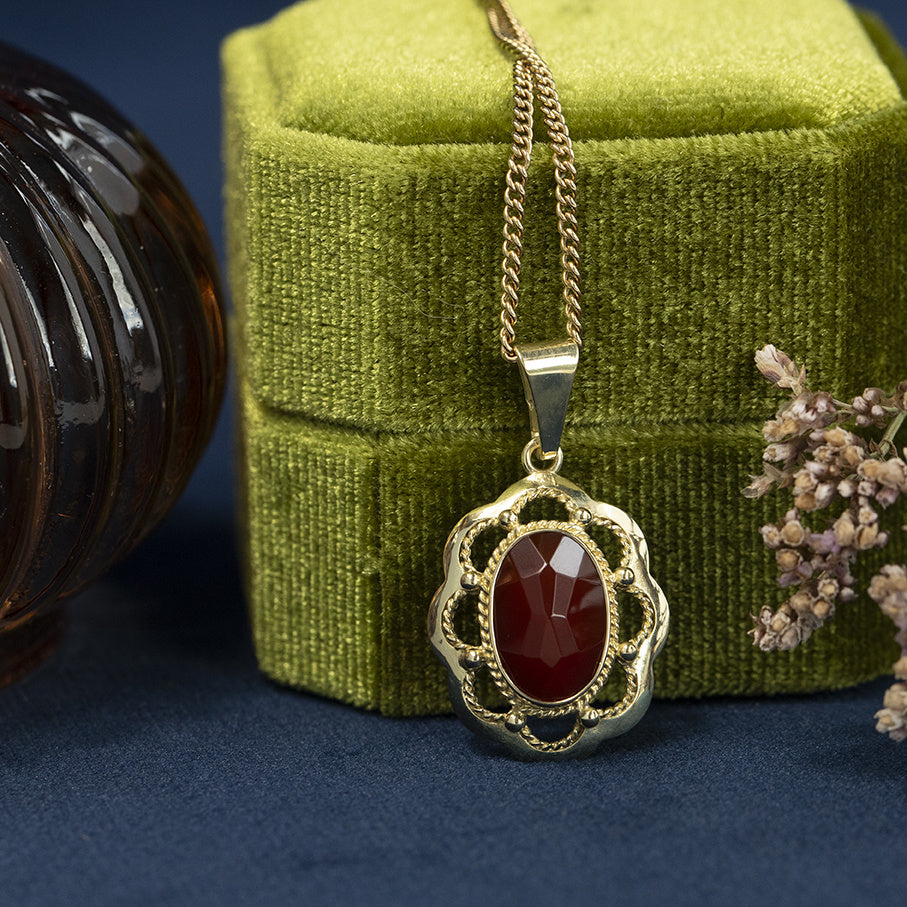 Gouden vintage hanger met carneool 14 kt