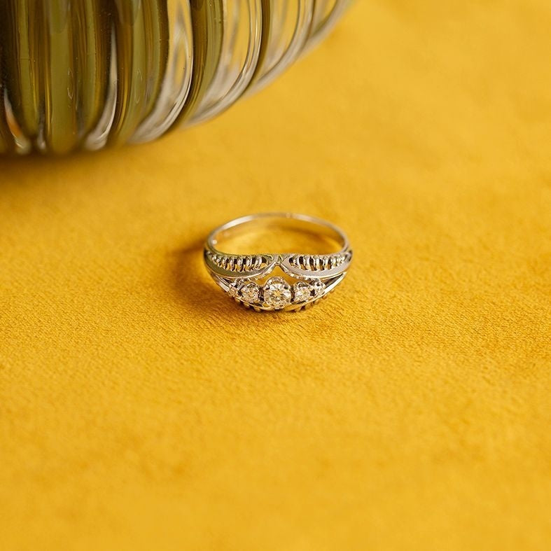 14 kt white gold ring with diamond