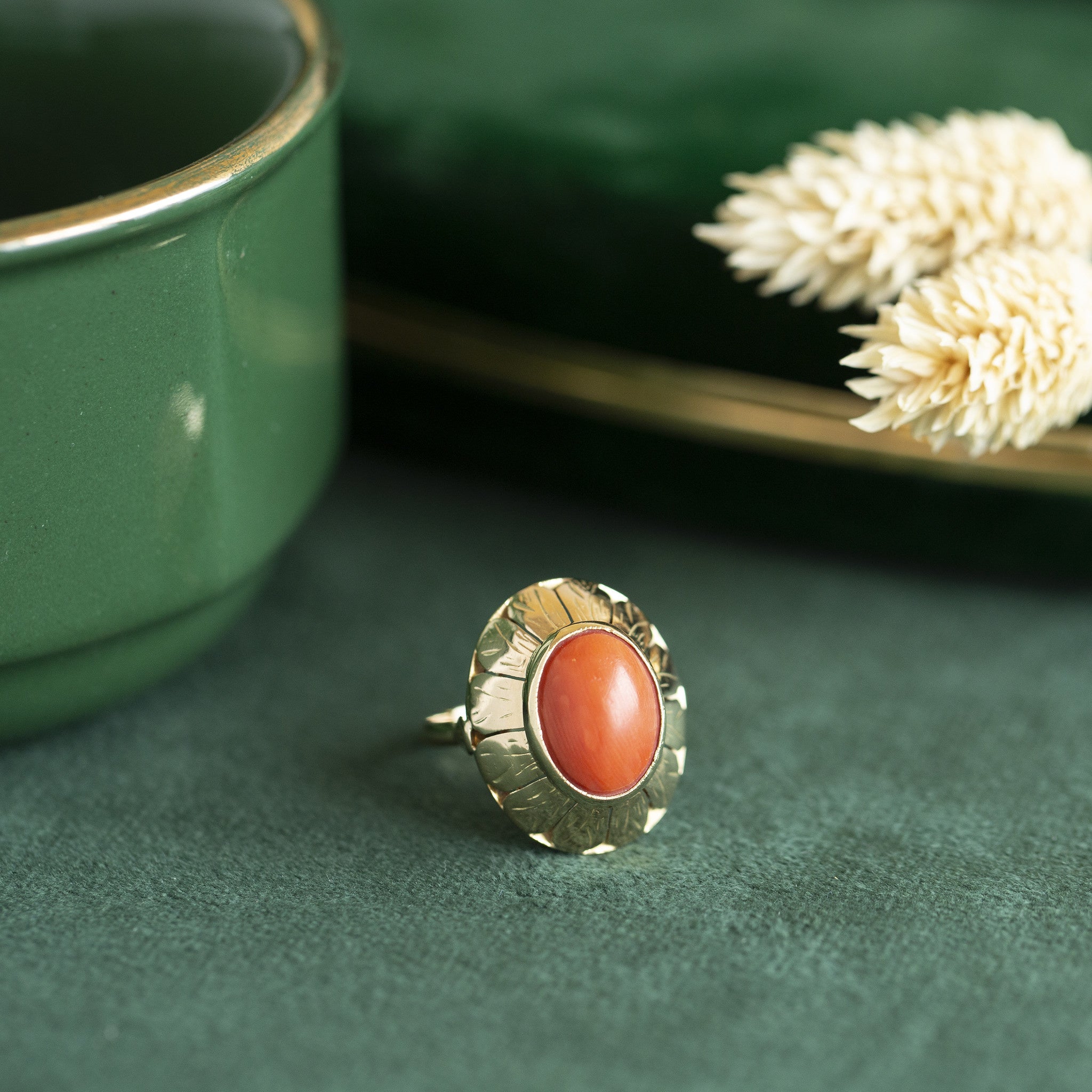 Gold ring with blood coral 14 kt