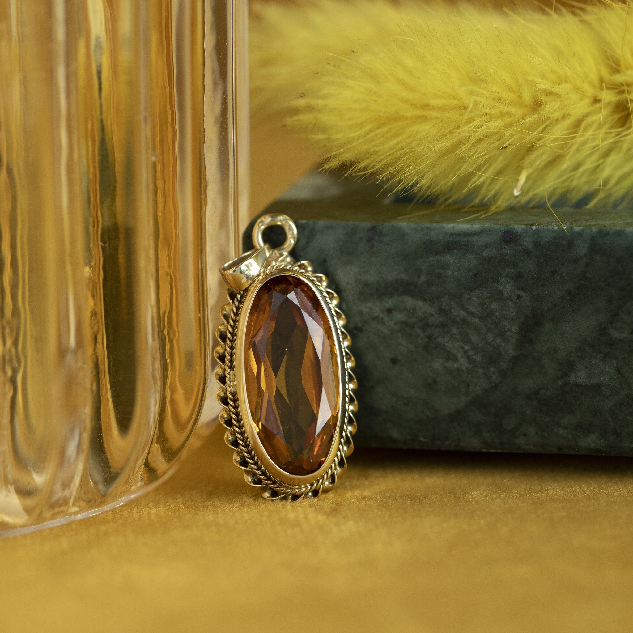 Gouden hanger met oranje saffier 14 krt