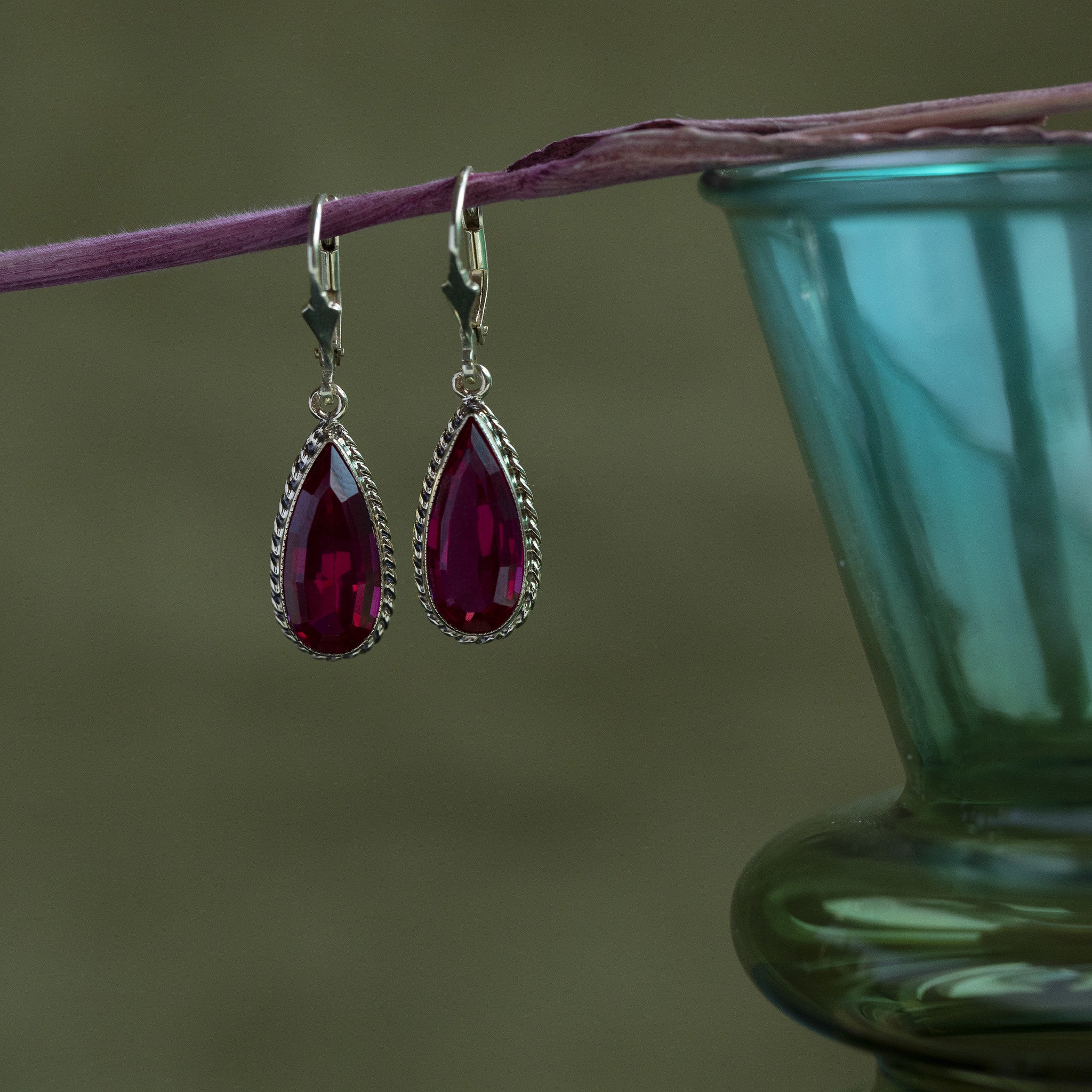 14 kt gold earrings with ruby