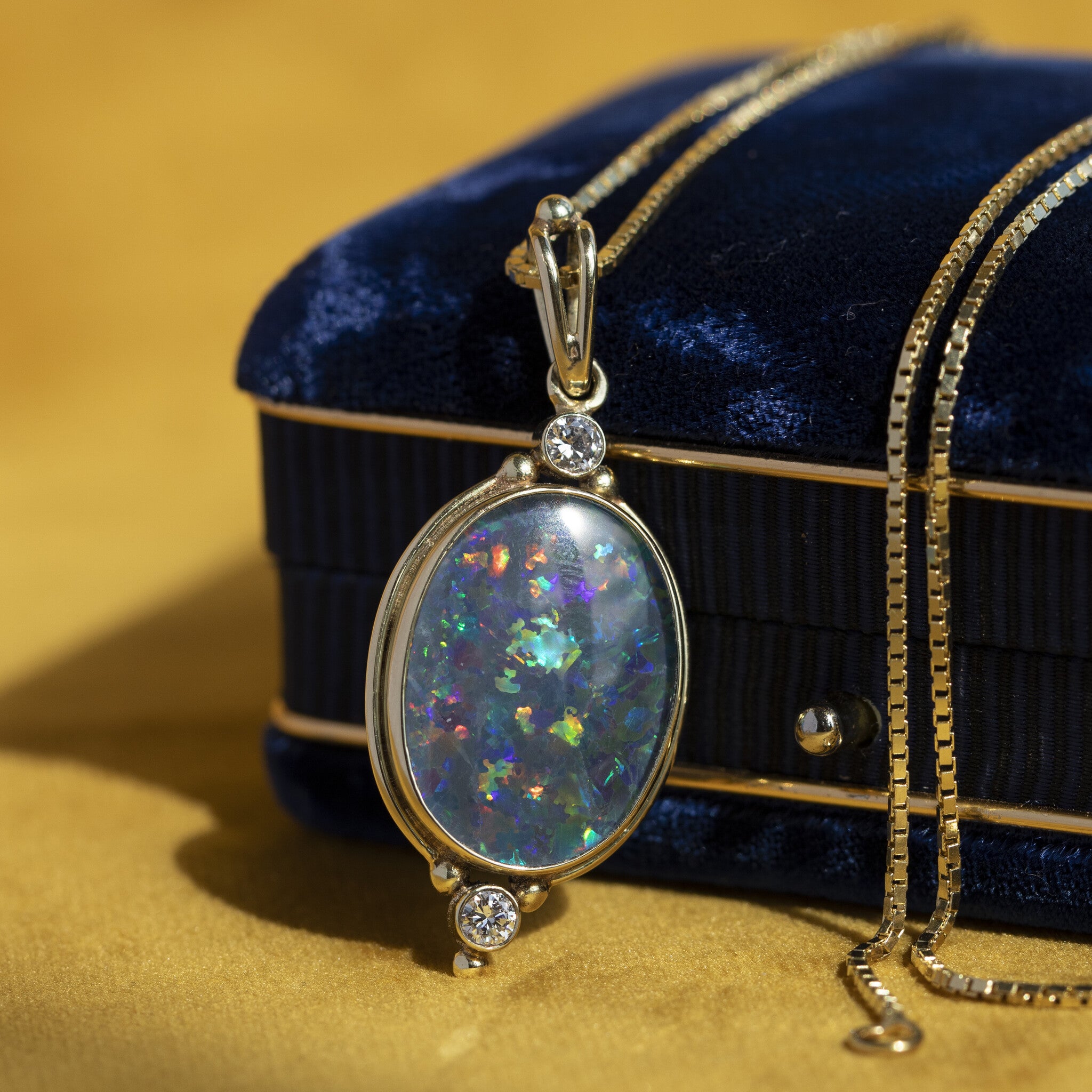 Gouden hanger met opaal triplet en diamant 14 krt