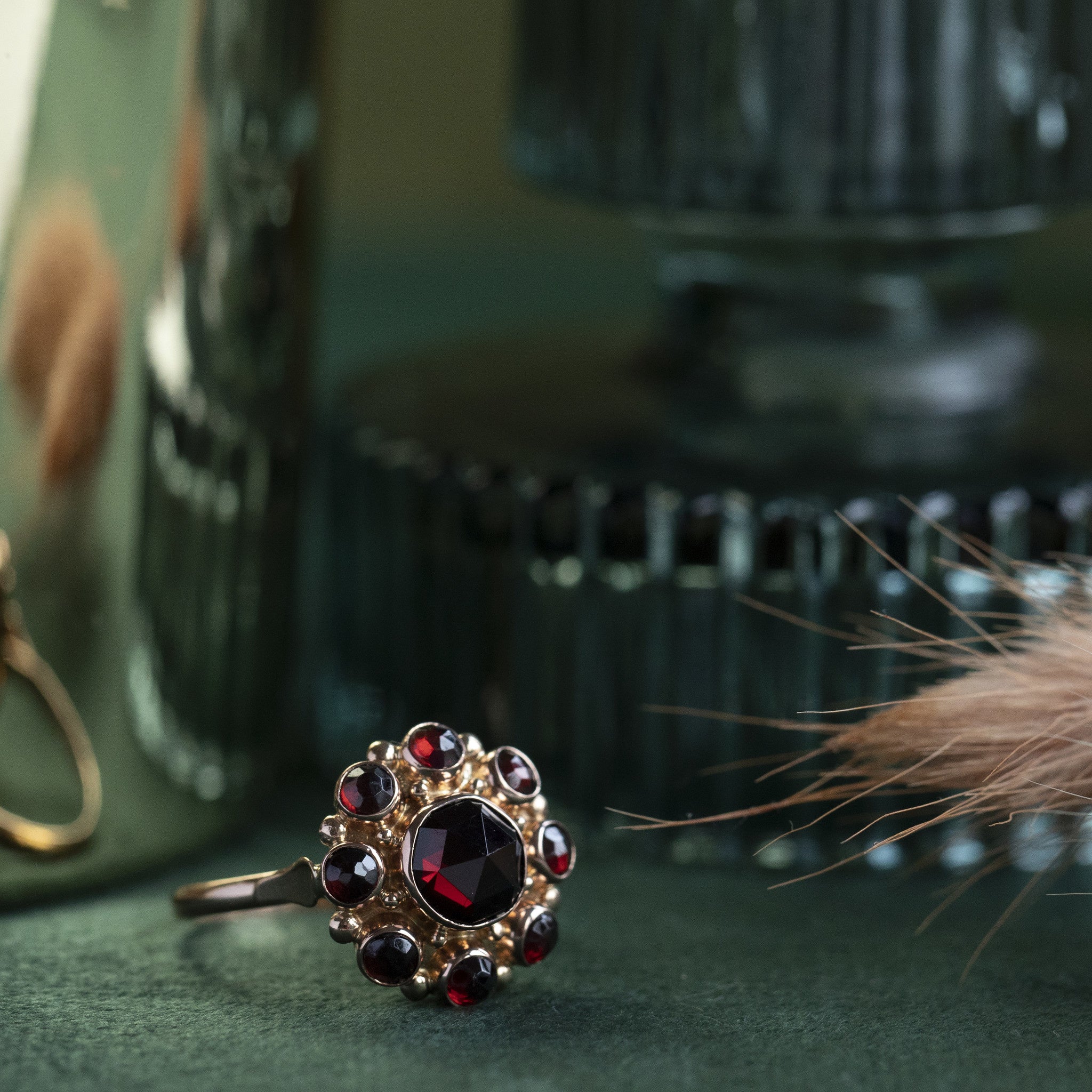 Gouden entourage ring met granaat 14 krt