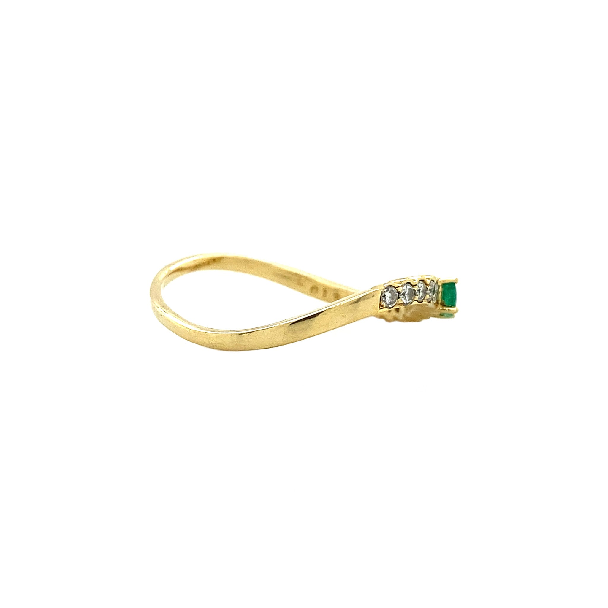 18 kt gold hammered ring with emerald and diamond