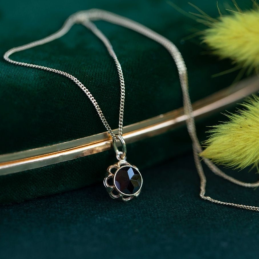 Gouden hanger met granaat 14 krt