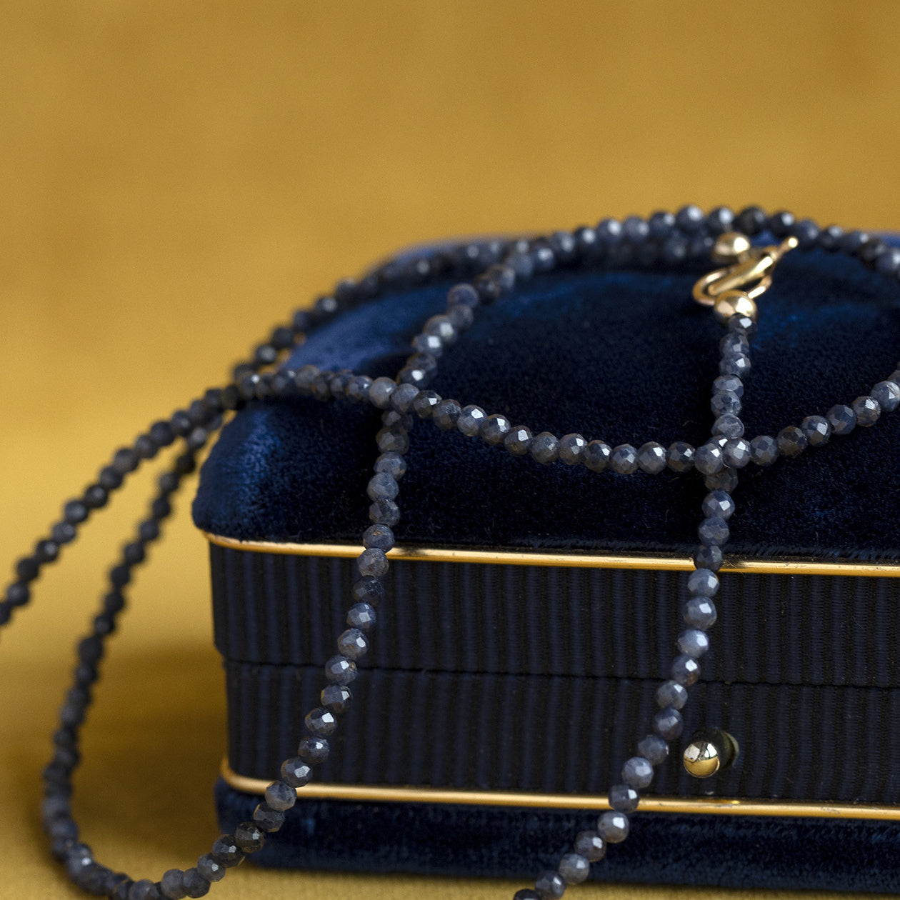 Saffier collier met gouden sluiting 44 cm 14 krt