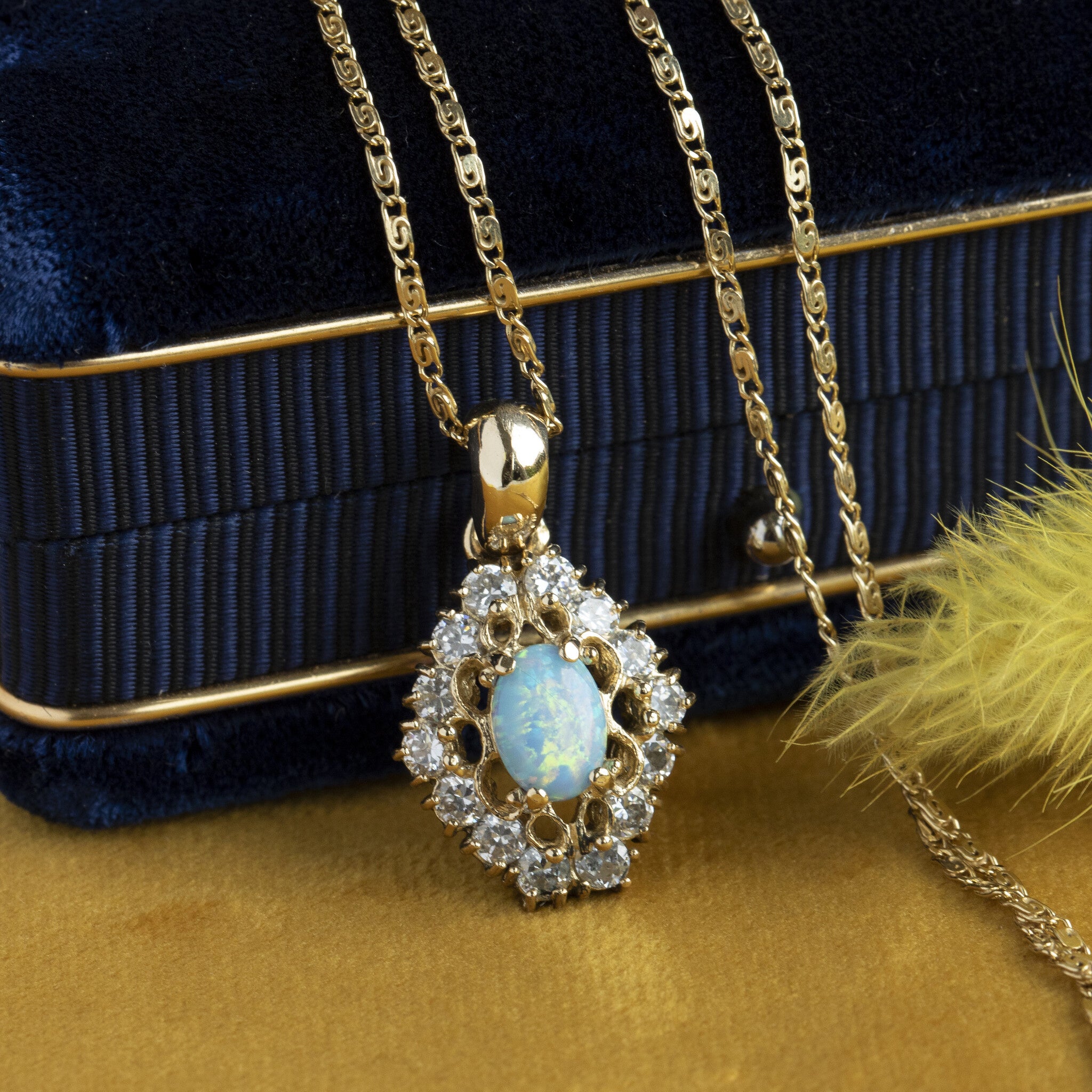 Gouden hanger met opaal en zirkonia 14 krt