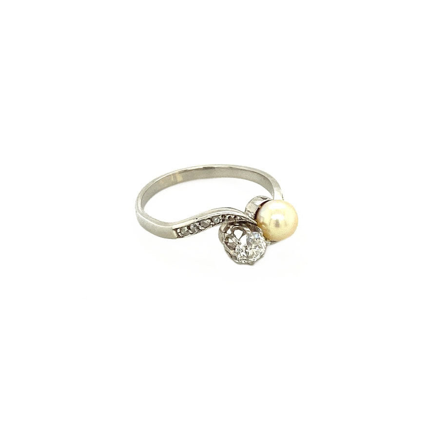 14 kt white gold ring with diamond and pearl