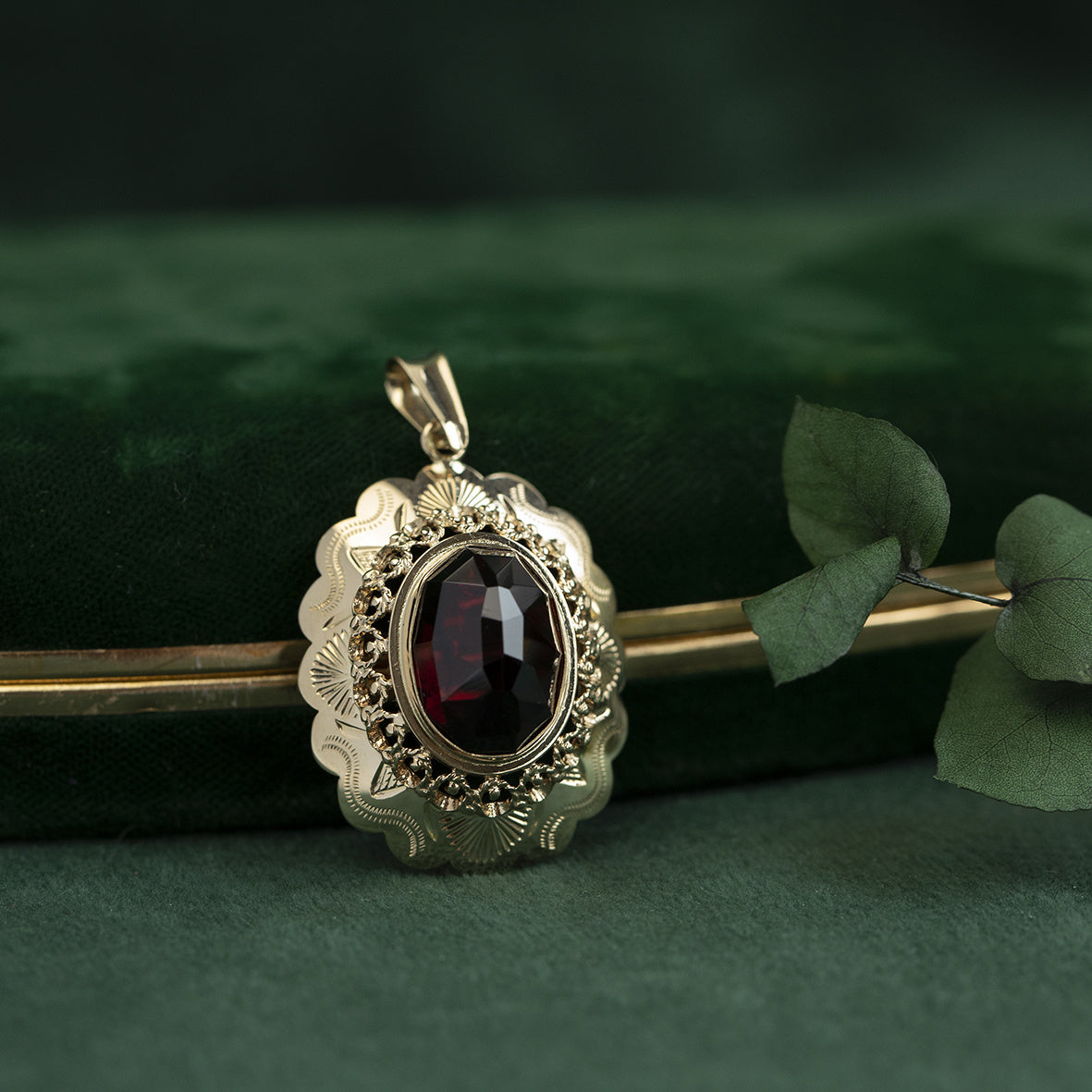 Gouden hanger met granaat 14 krt