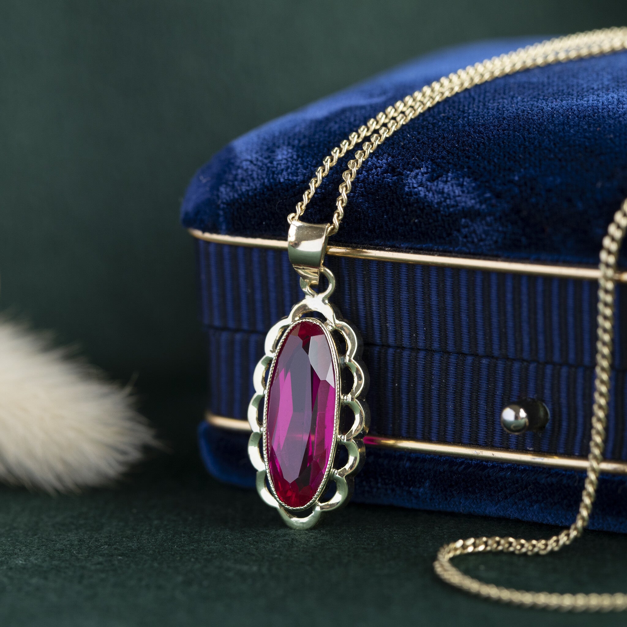 Gouden hanger met robijn 14 krt