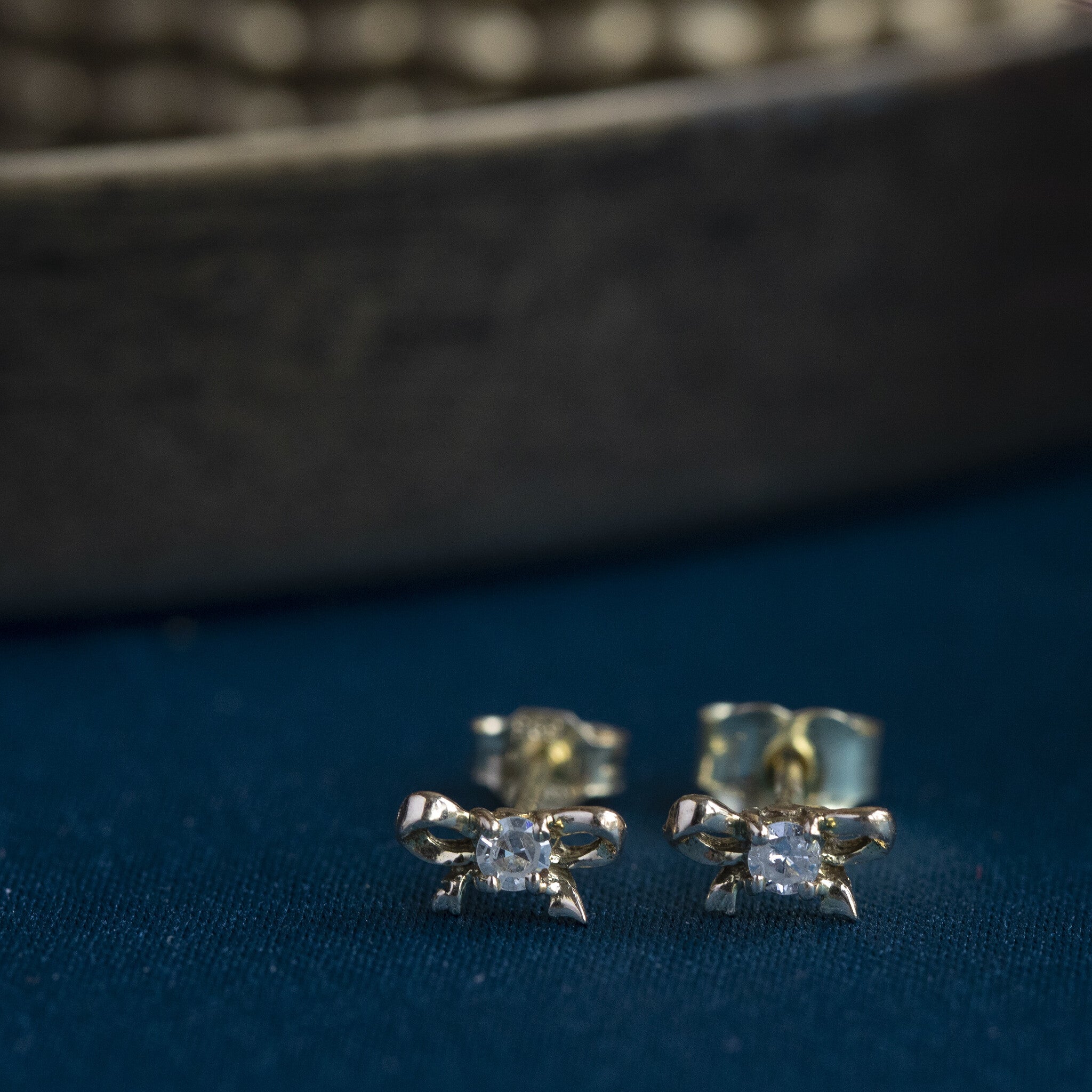 14 kt gold bow stud earrings with diamond