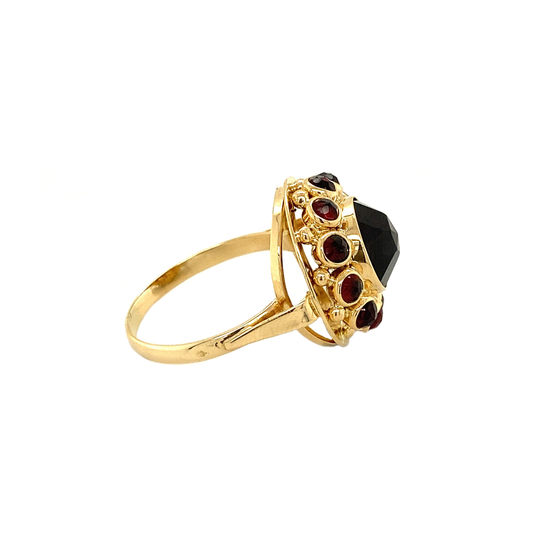 14 kt gold ring with garnet