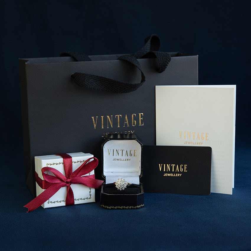 Gouden vintage entourage ring met smaragd en diamant 18 krt