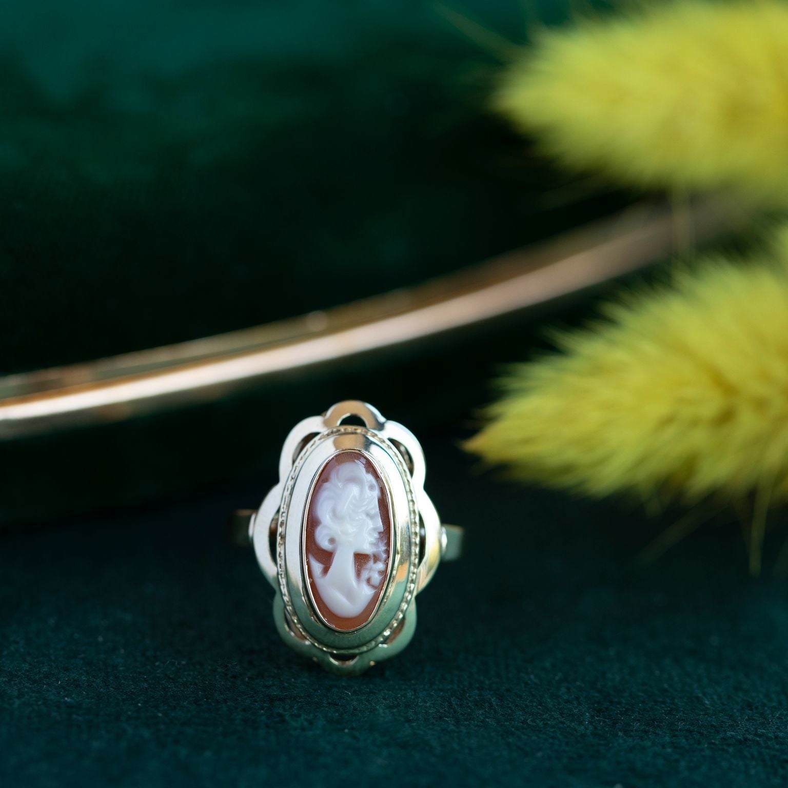 Gold ring with cameo, 14 kt