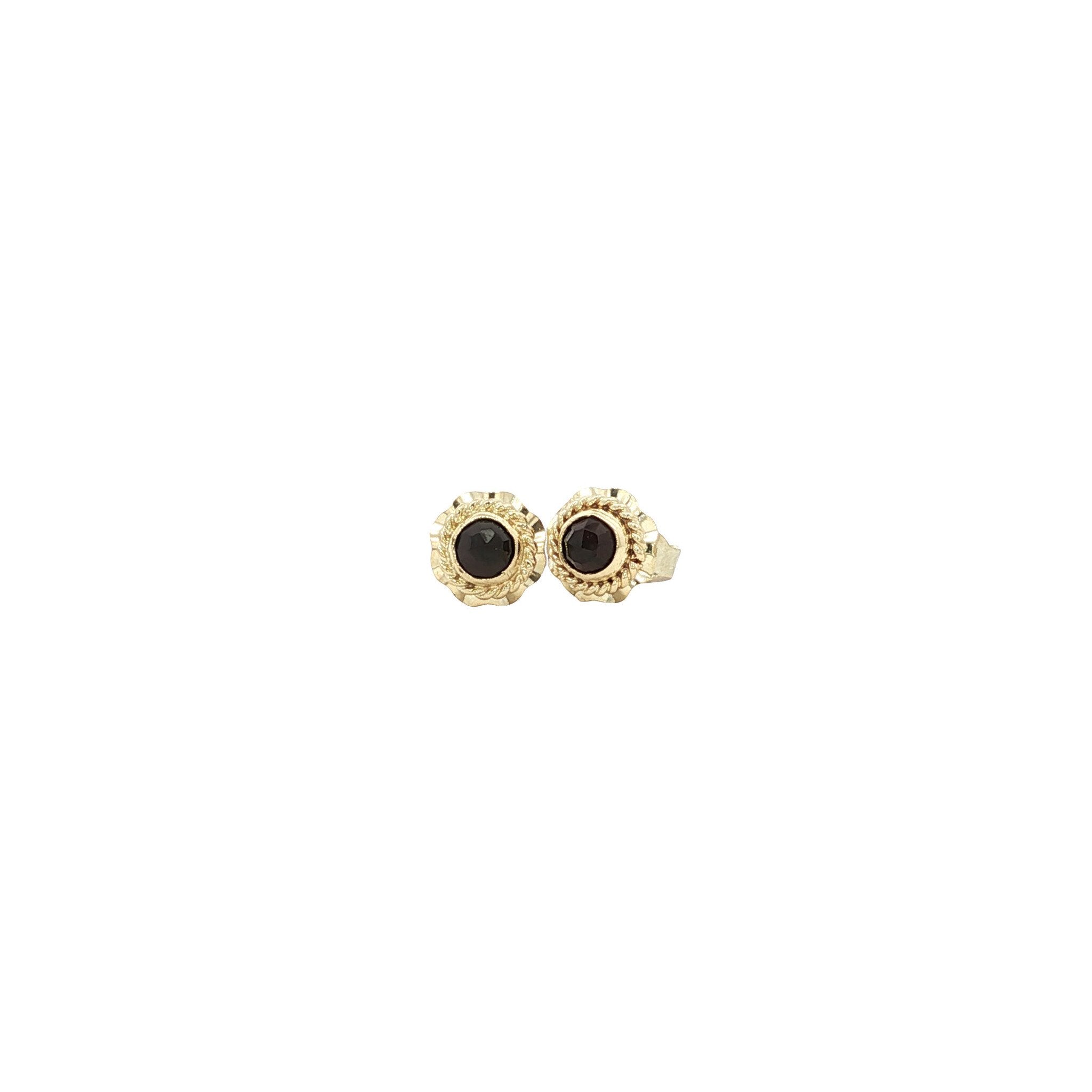 Gold vintage stud earrings with garnet 14 kt