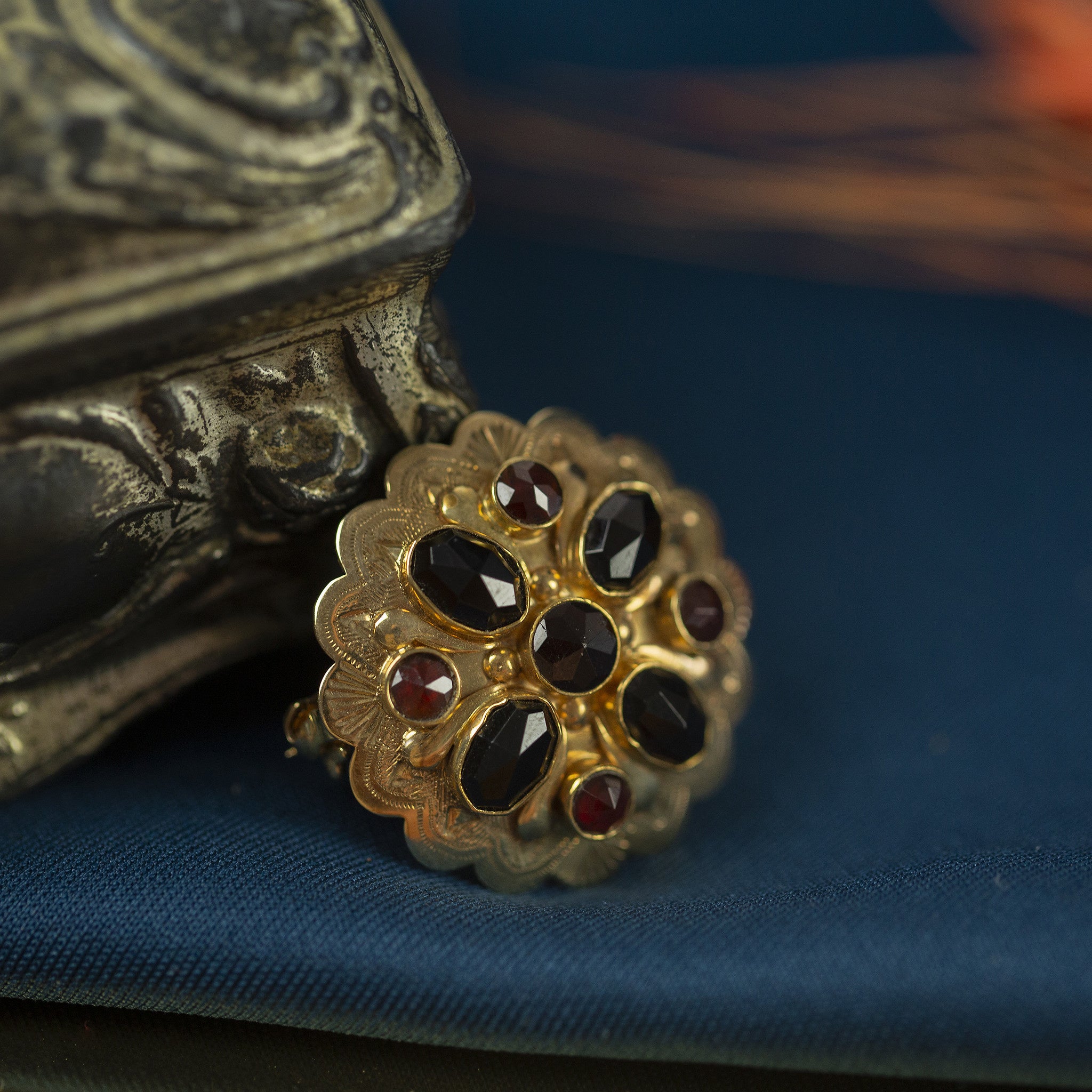 Gold brooch with garnet 14 krt