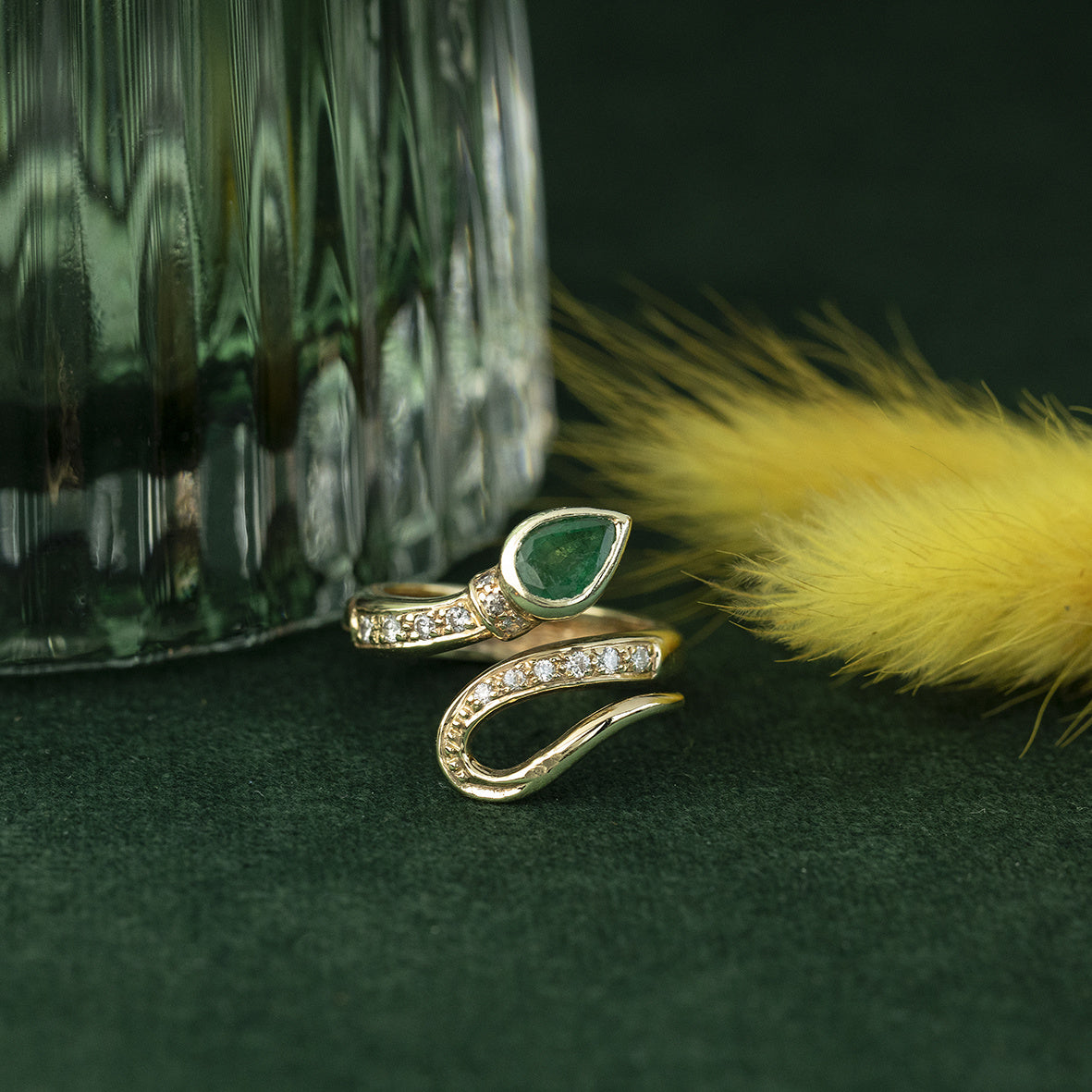 14 kt gold ring with emerald and diamond