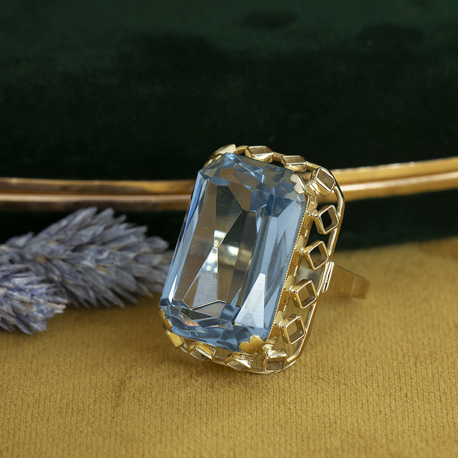 Golden vintage ring with spinel 14 kt