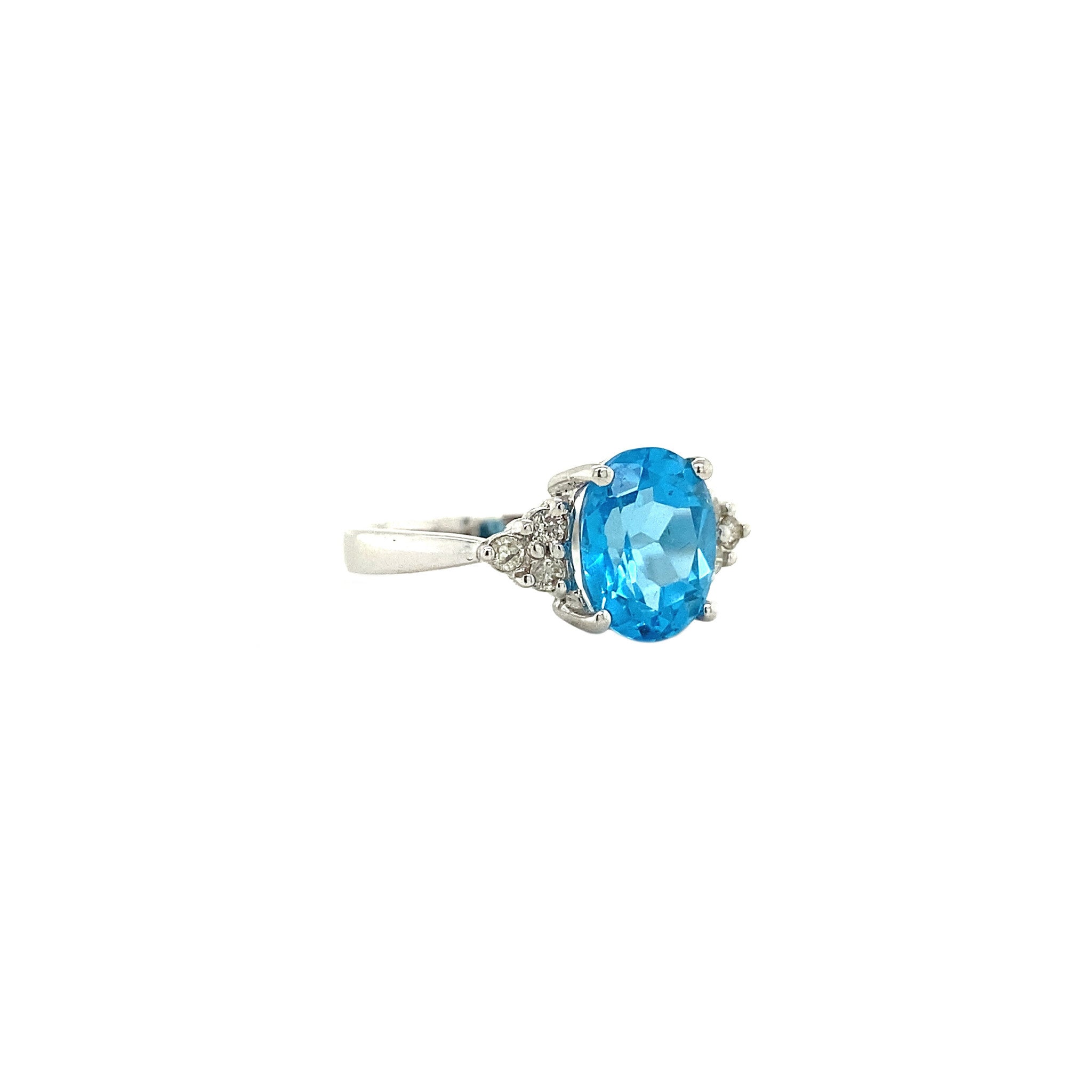 14 kt white gold ring with topaz and diamond