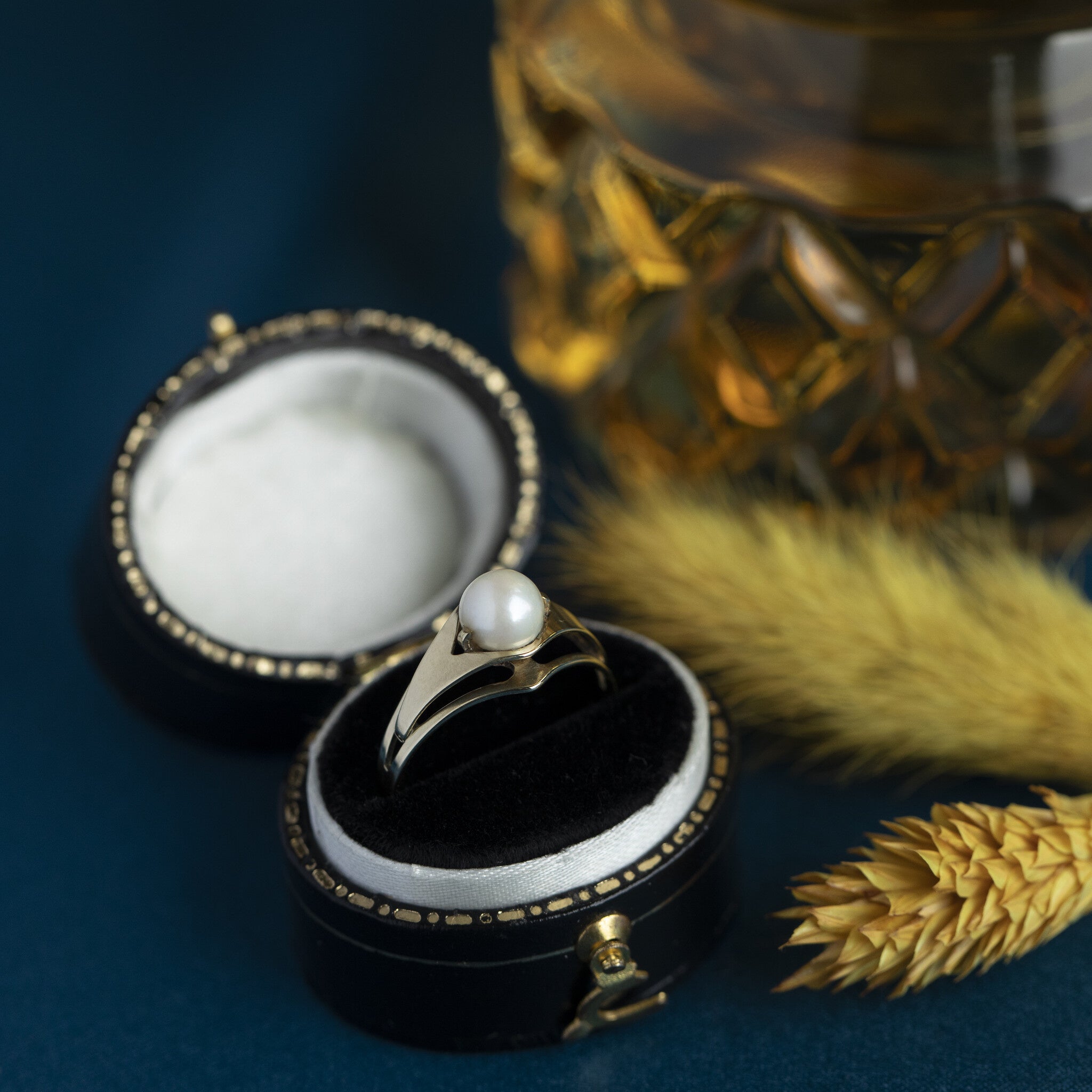 14 kt gold ring with a pearl