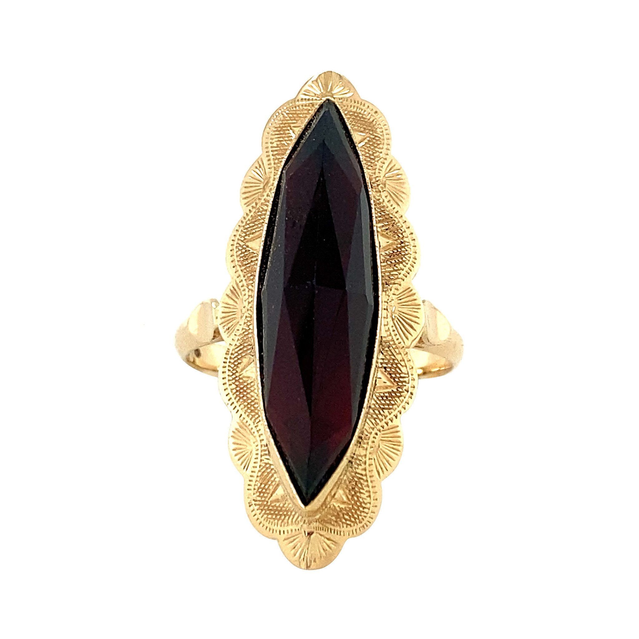 Gold ring with garnet, 14 kt