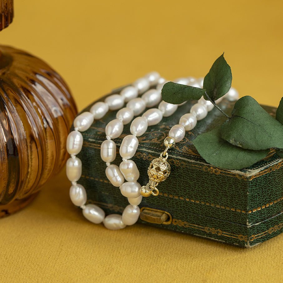 Vintage pearl necklace with 14 kt gold ball clasp