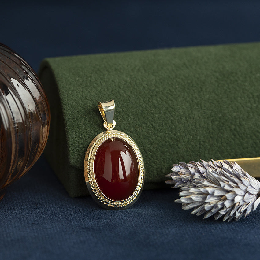 Vintage gold pendant with carnelian, 14 kt