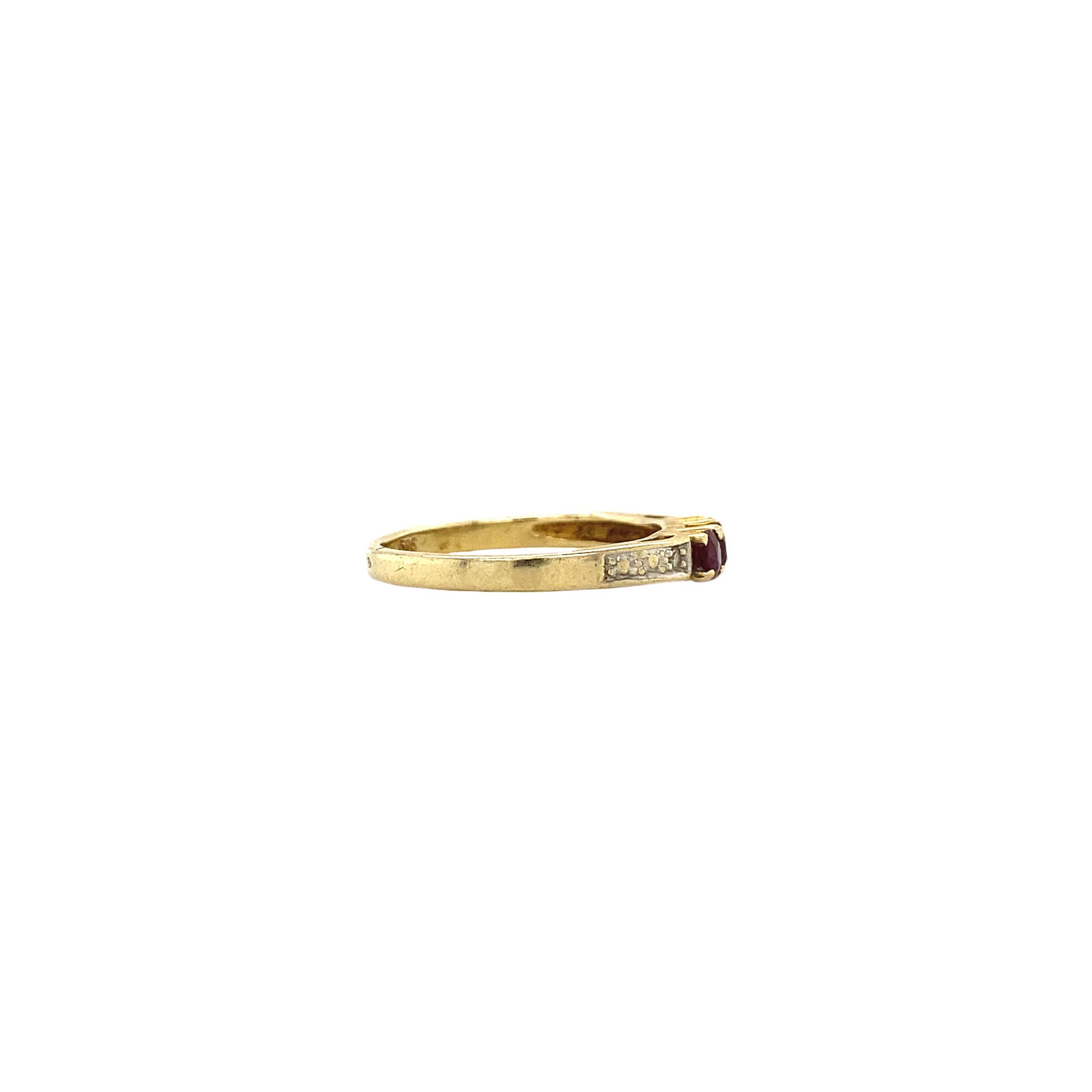 14 kt gold ring with a ruby and a diamond