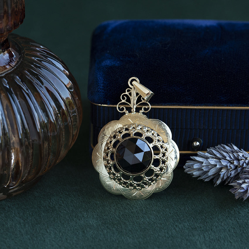 Gold vintage pendant with garnet 14 kt